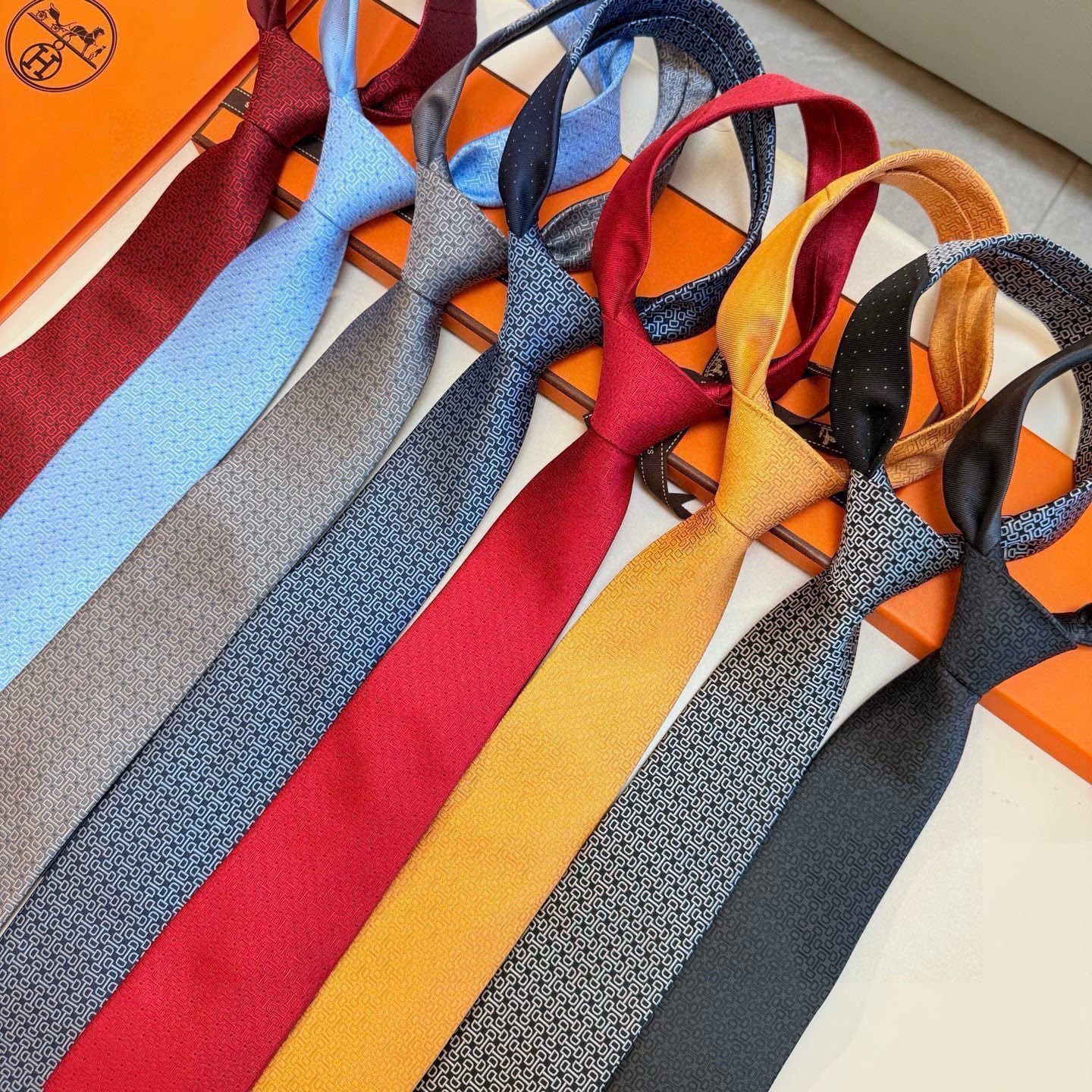 Hermès Classic Geometric Pattern Silk Tie - Essential for Business Elites - KAIROO