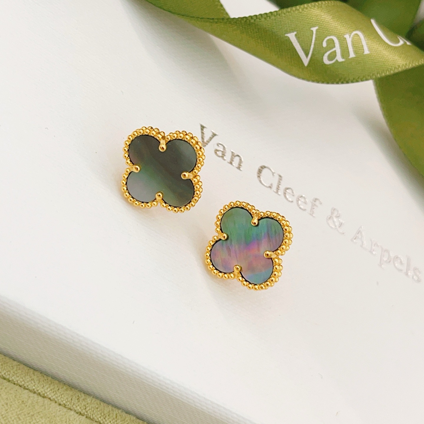 Van Cleef Fashion Medium Earrings 1.5cm