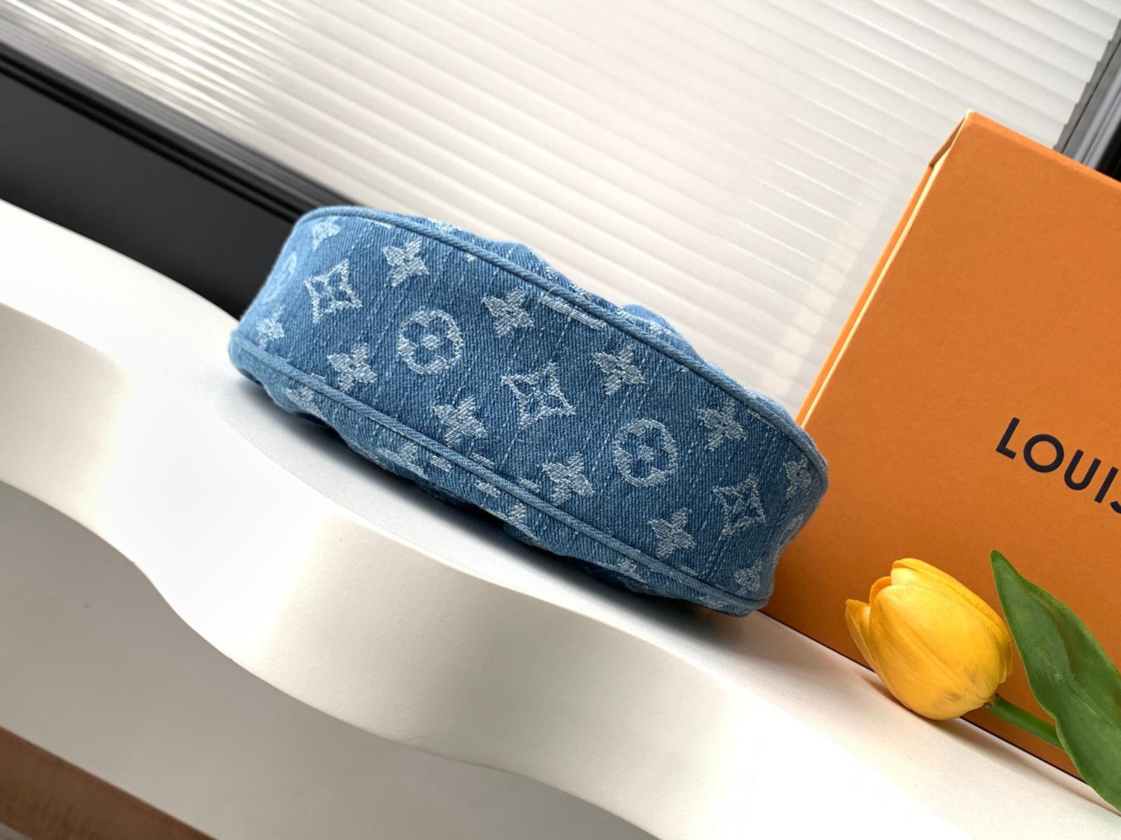 Louis Vuitton LV Pochette Valley