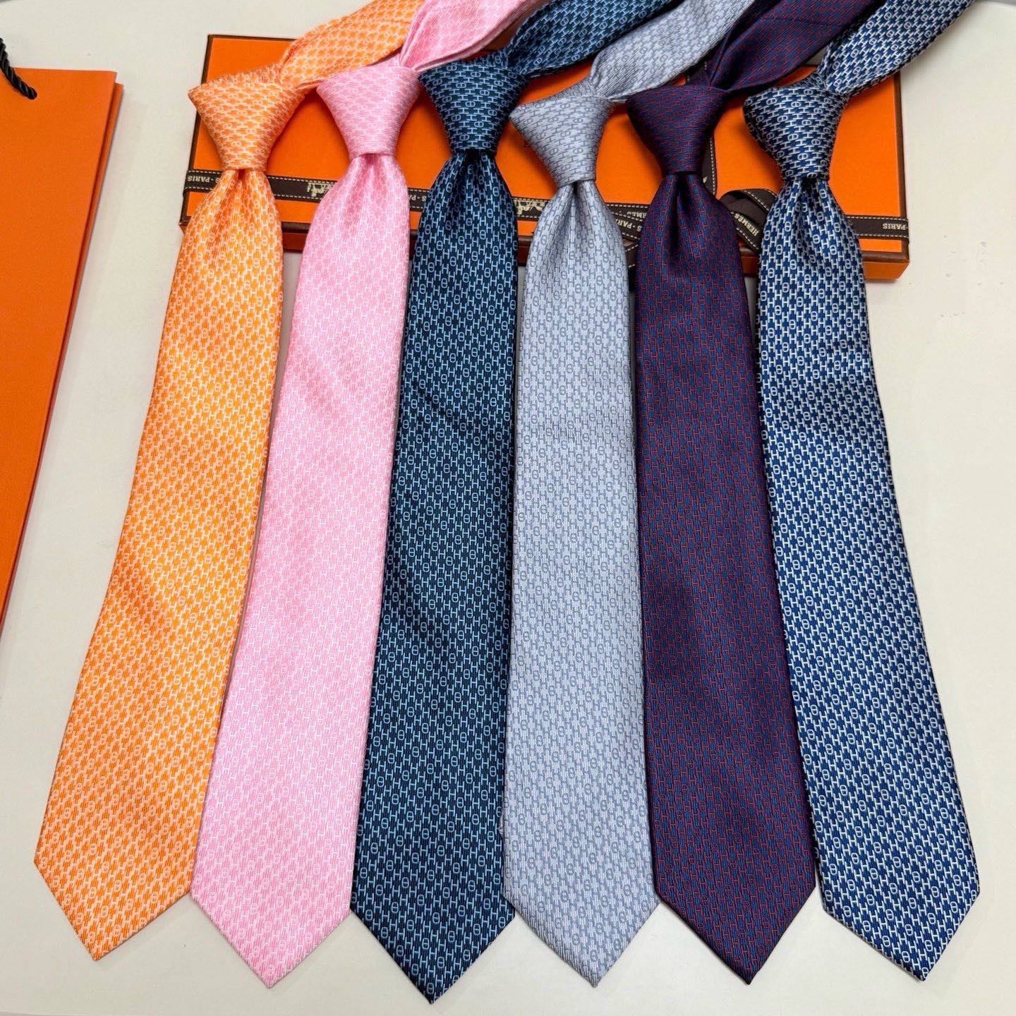 Hermès Classic H-Logo Micro-Texture Silk Tie - Essential for the Refined Gentleman - KAIROO