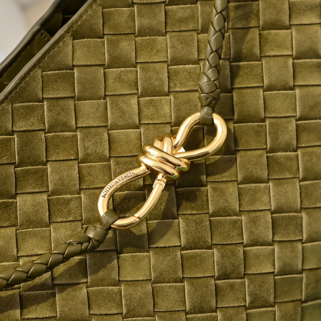 Bottega Veneta Andiamo Fashionable Old Money Style Handbag