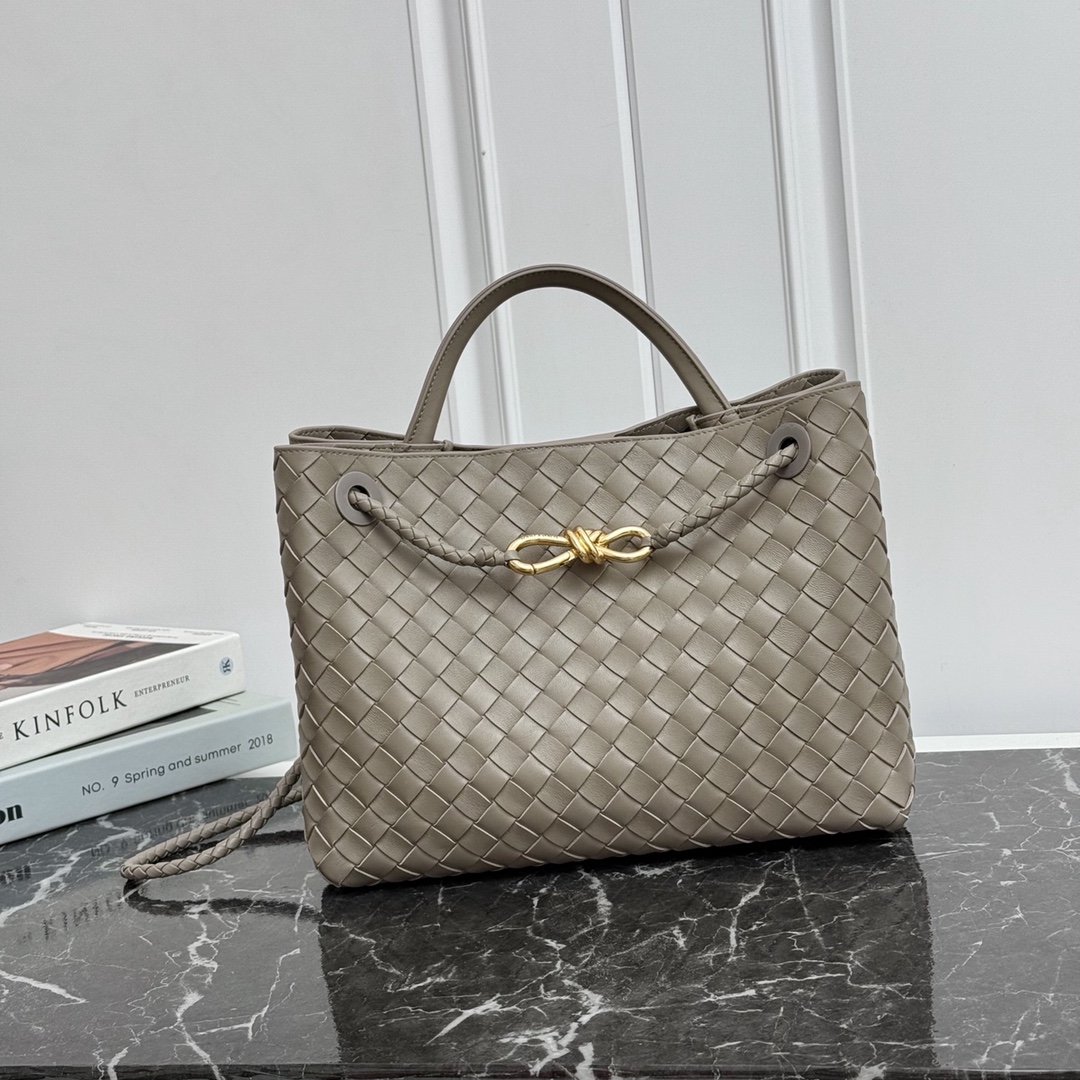 Bottega Basalt Medium Andiamo Top handle bag