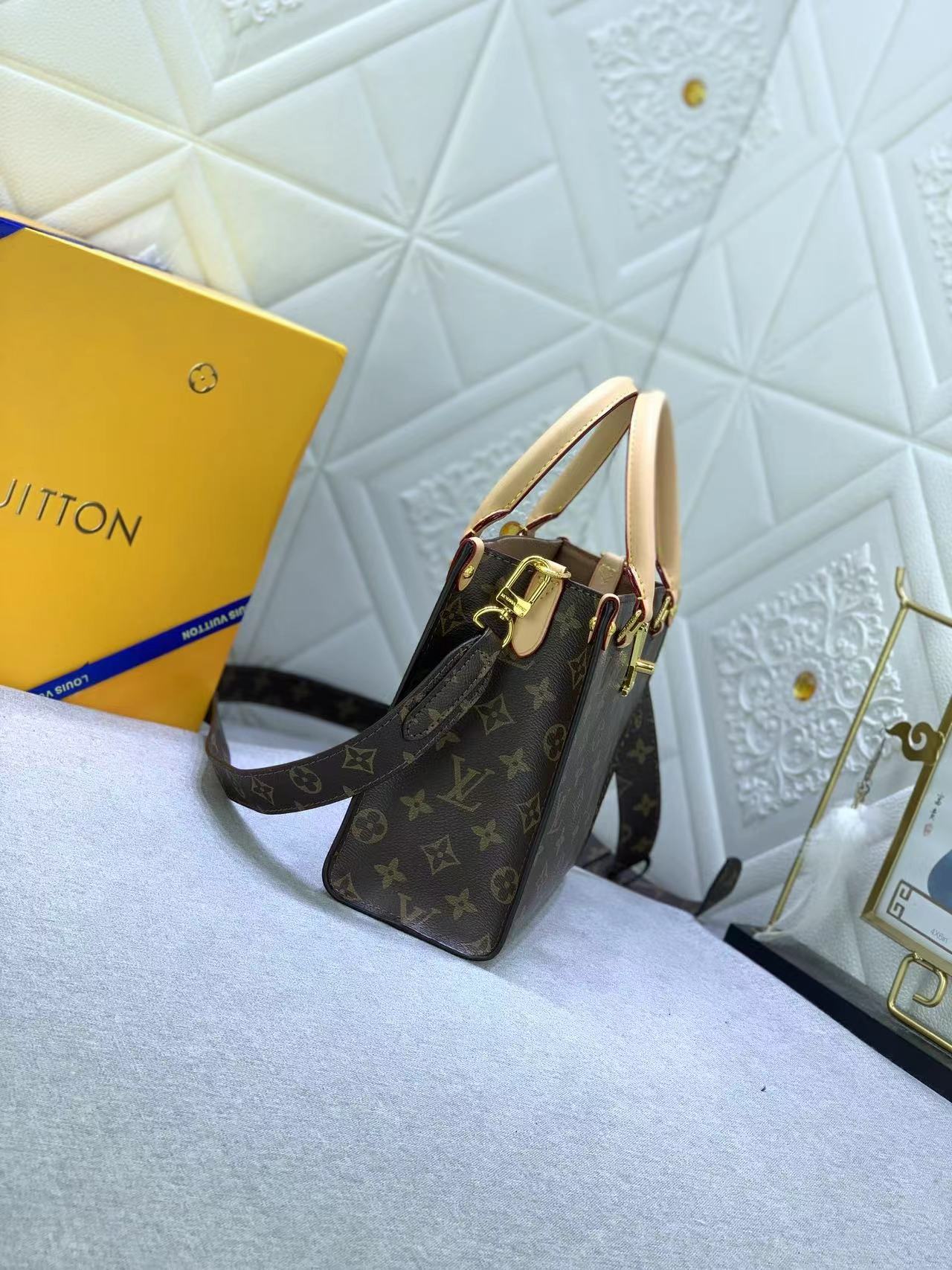 Louis Vuitton LV Business & Travel Bags Lock & Go