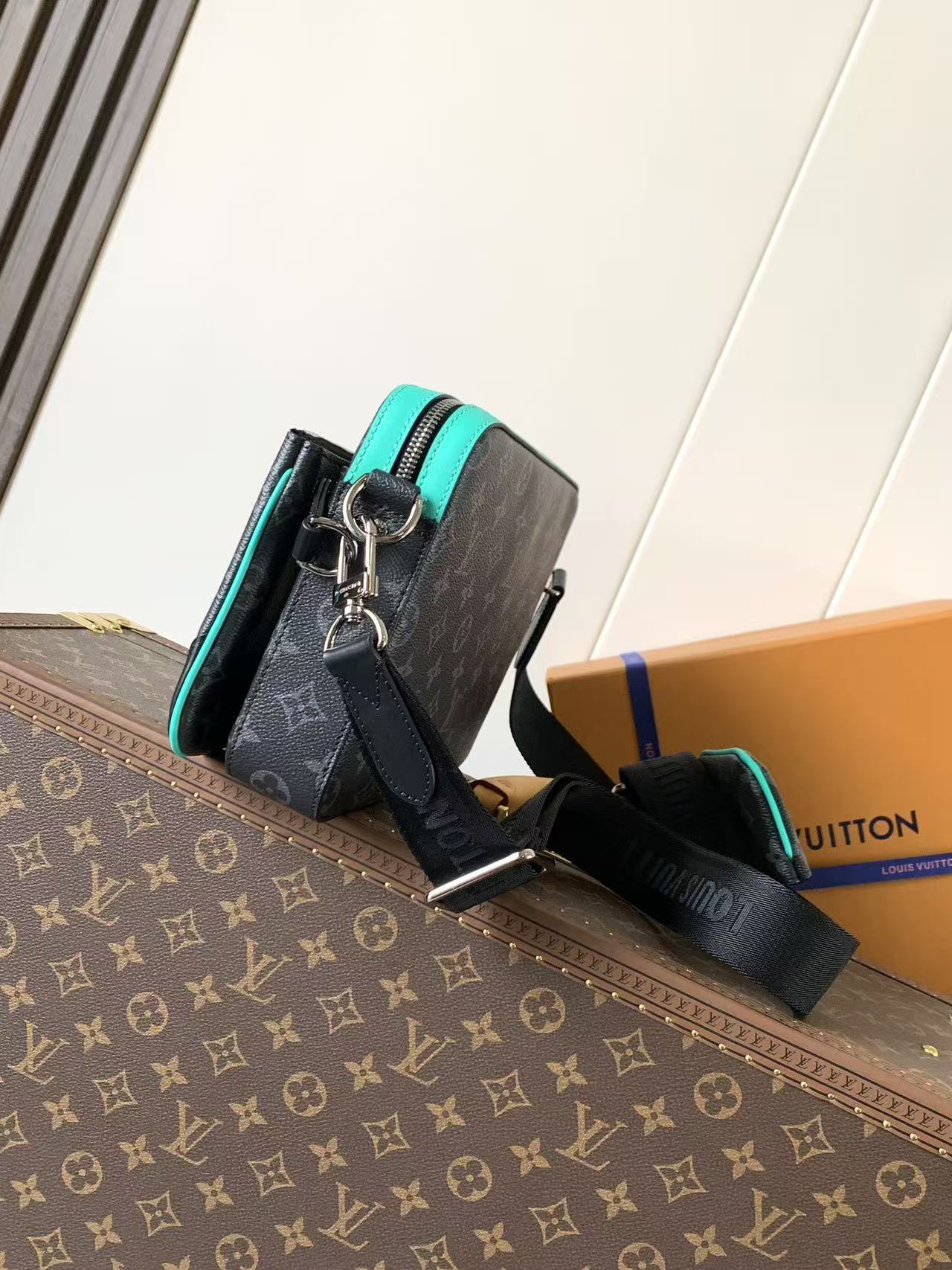 Louis Vuitton LV men's messenger bag