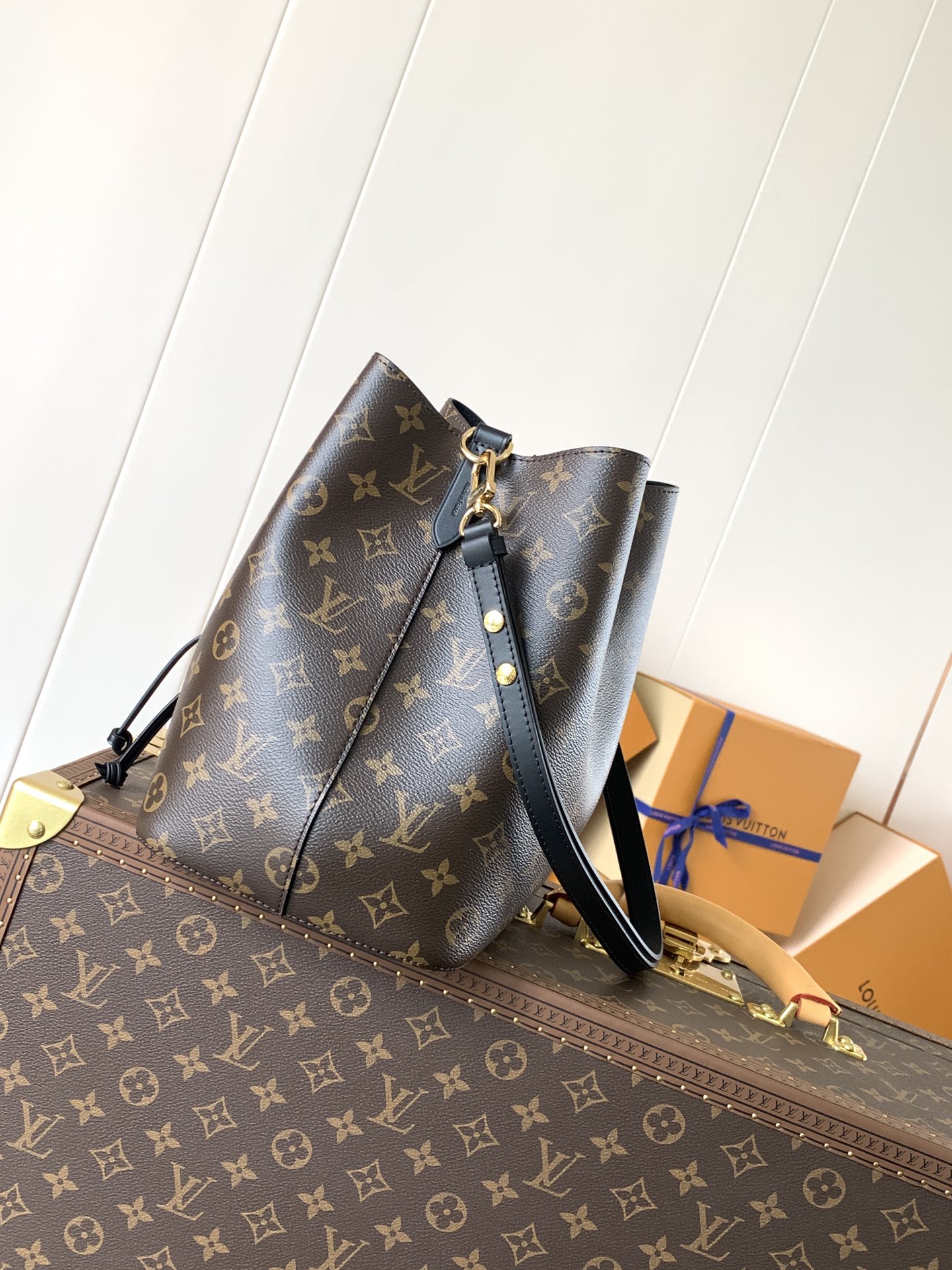M44022 NéoNoé bucket bag MM in Monogram Canavs