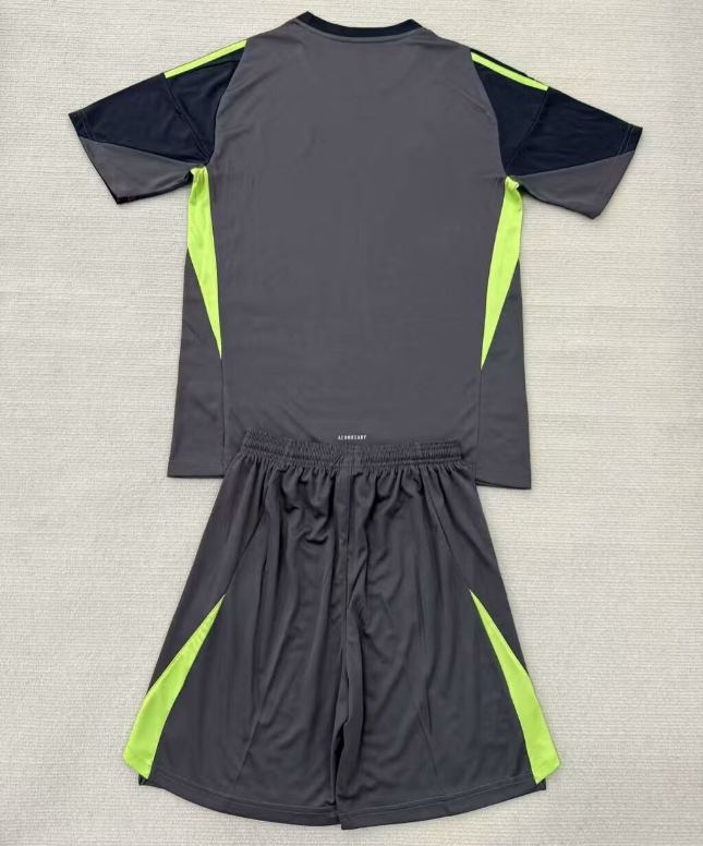 Kids 25/26 Manchester United black Goalkeeper Jersey 16-28