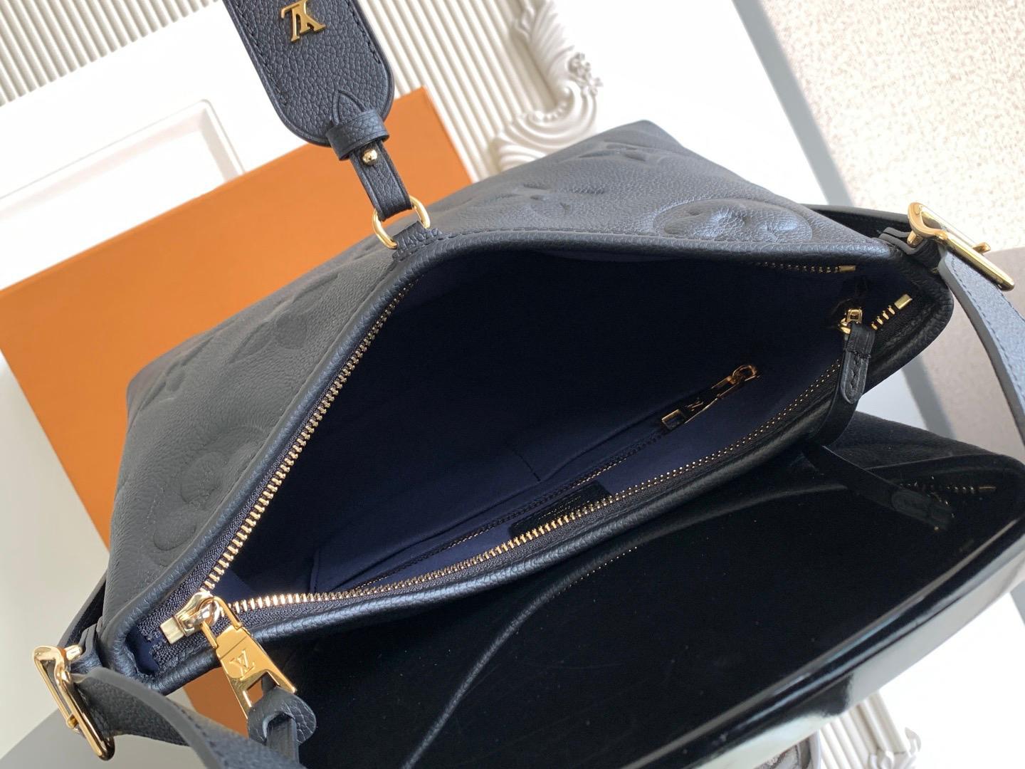Louis Vuitton LV M46289 CarryAIl MM