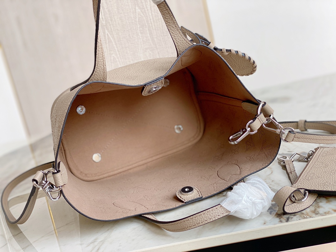 Louis Vuitton LV Blossom PM M21849