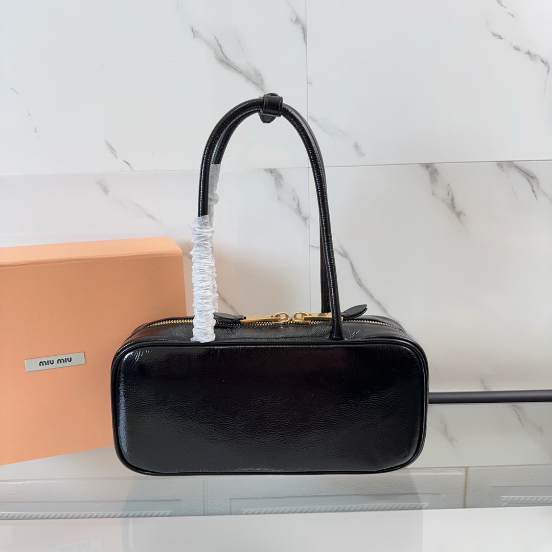 Miumiu Beau Naplak patent leather bag