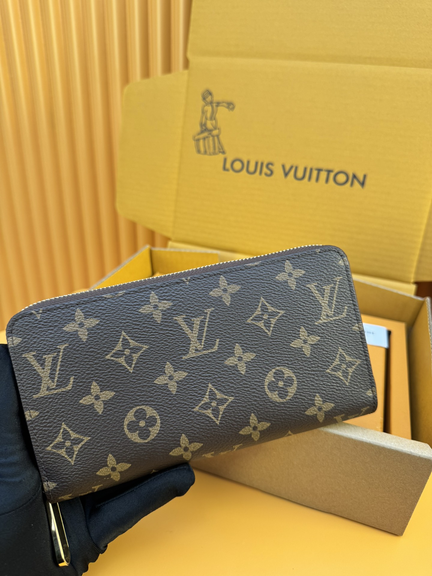 M42616 LV Monogram Canvas Zippy Wallet