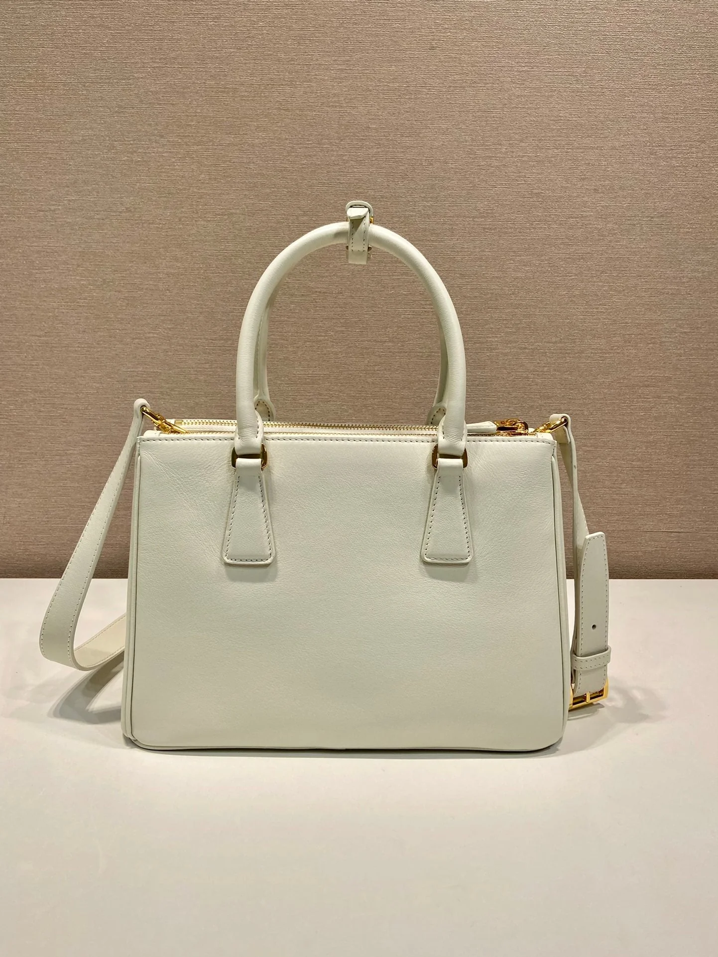 Prada MEDIUM GALLERIA BAG 28 IN WHITE SMOOTH CALFSKIN GOLD HARDWARE
