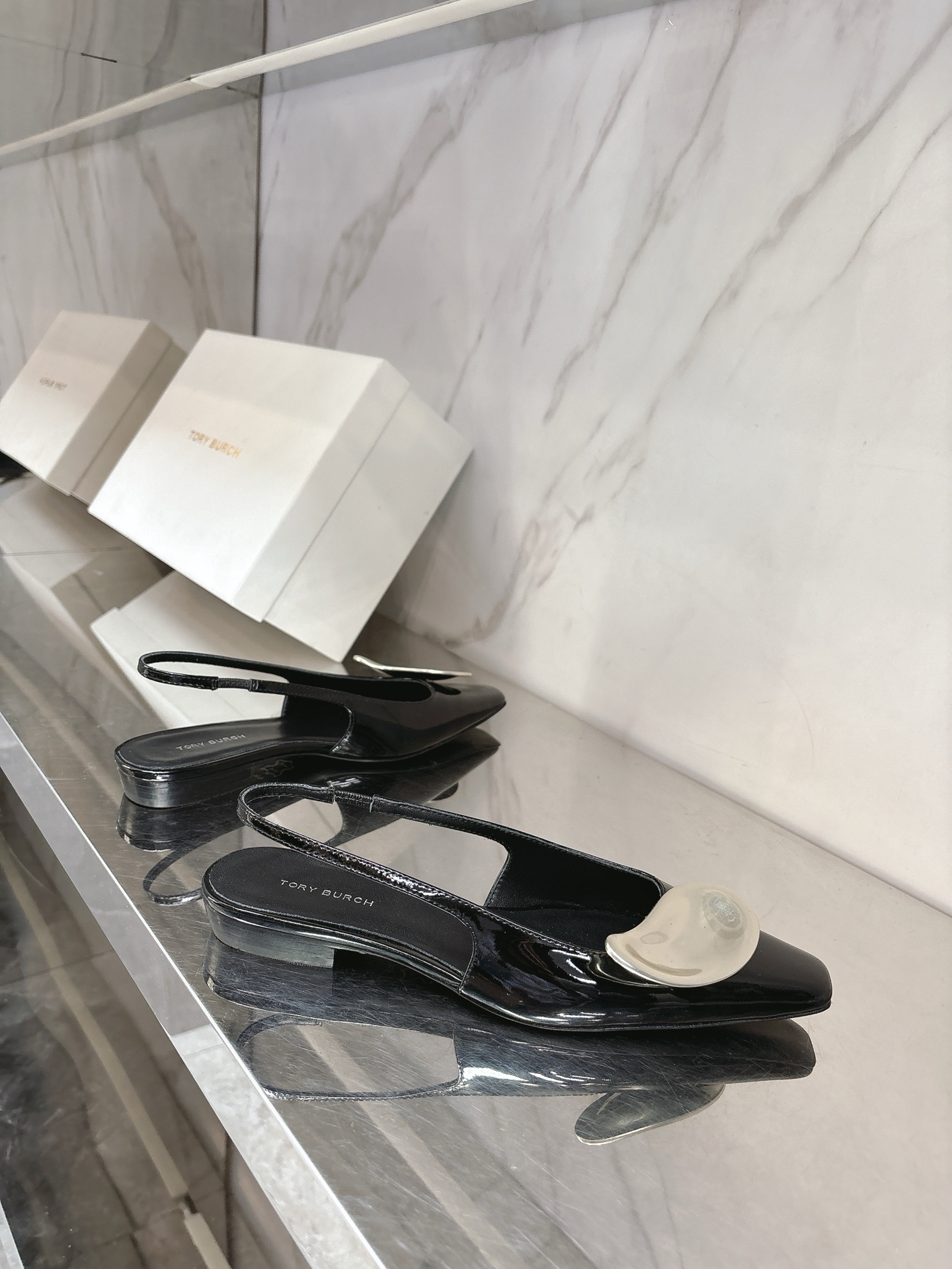 Tory Burch Flat Slingback in Shiny leather
