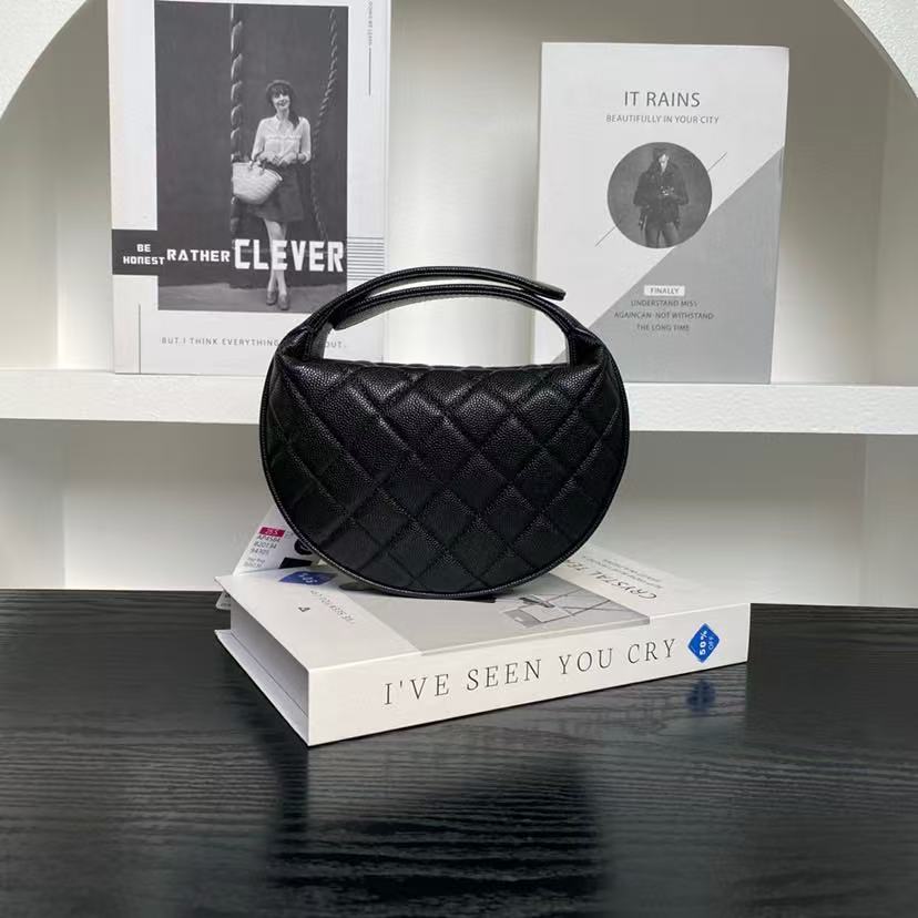 Chanel 2025 new pearl chain handbag