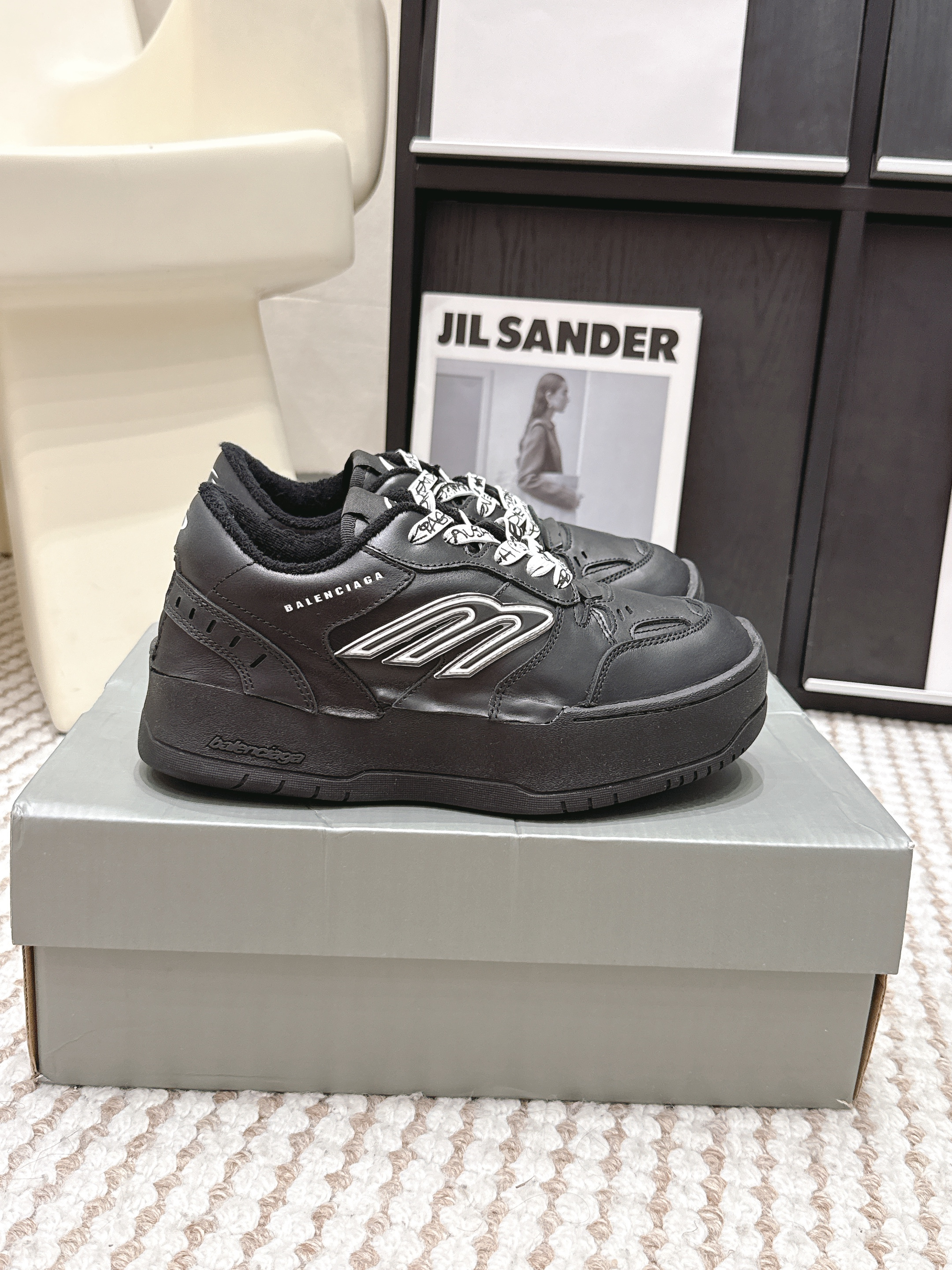 Balenciaga Balenciaga Hamptons Worn-Out Sneakers