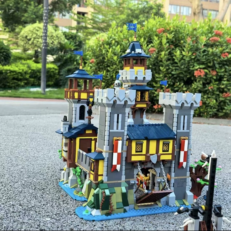 MOC 82242 - Medieval Castle