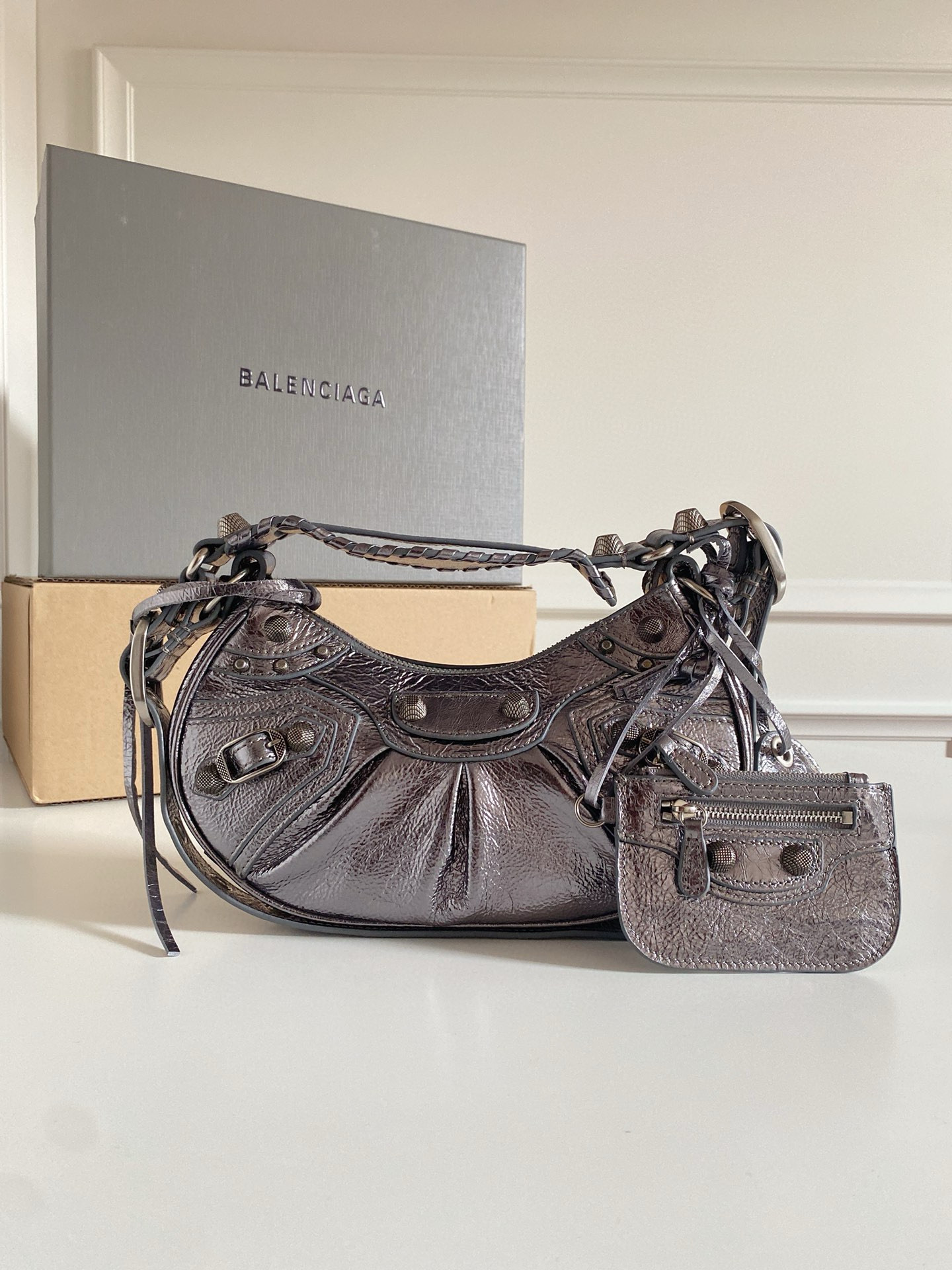 𝐁alenciaga Le Cagole XS Shoulder Bag in silver metallized Leather
