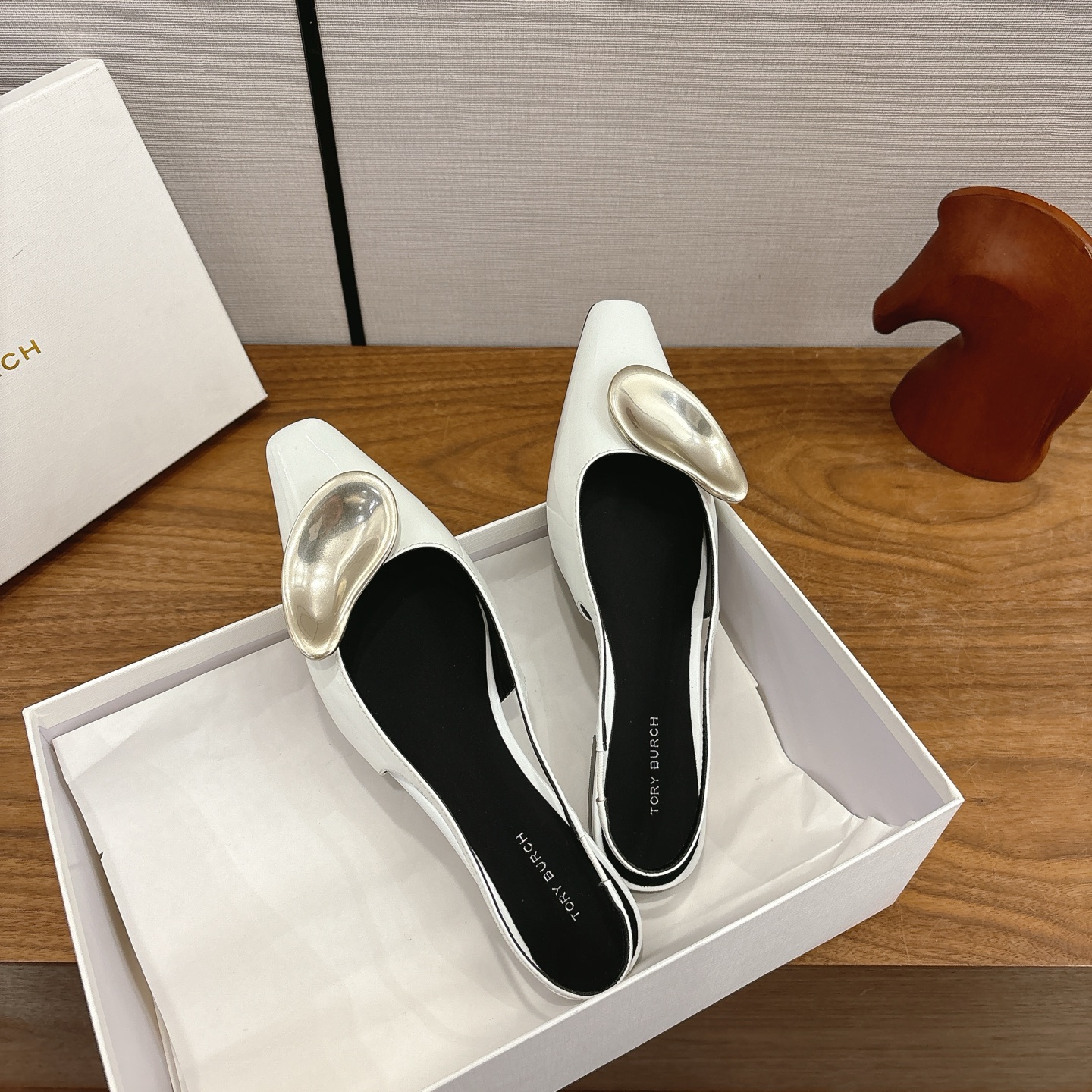 Tory Burch Flat Slingback in Shiny leather