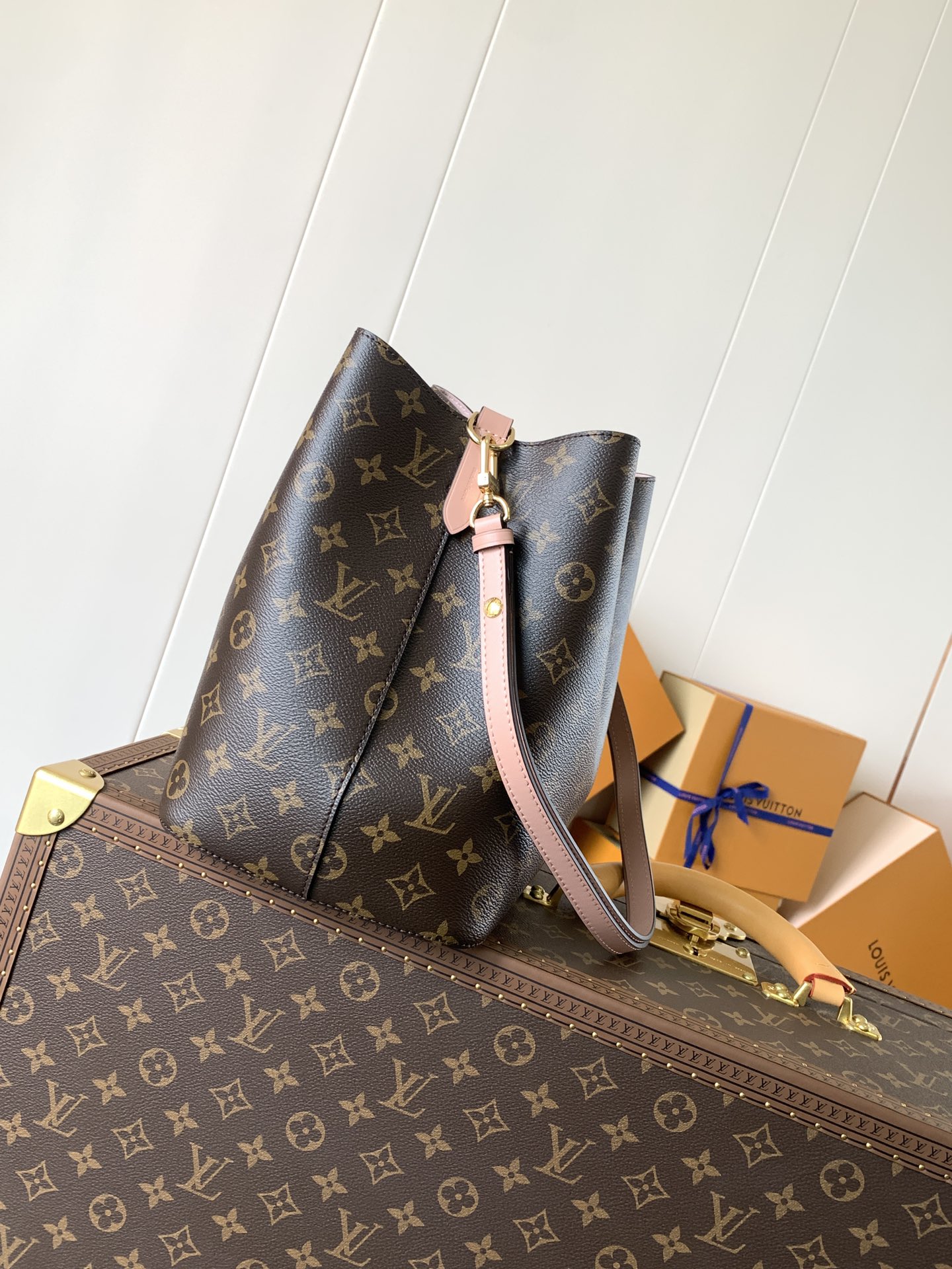 M44022 NéoNoé bucket bag MM in Monogram Canavs