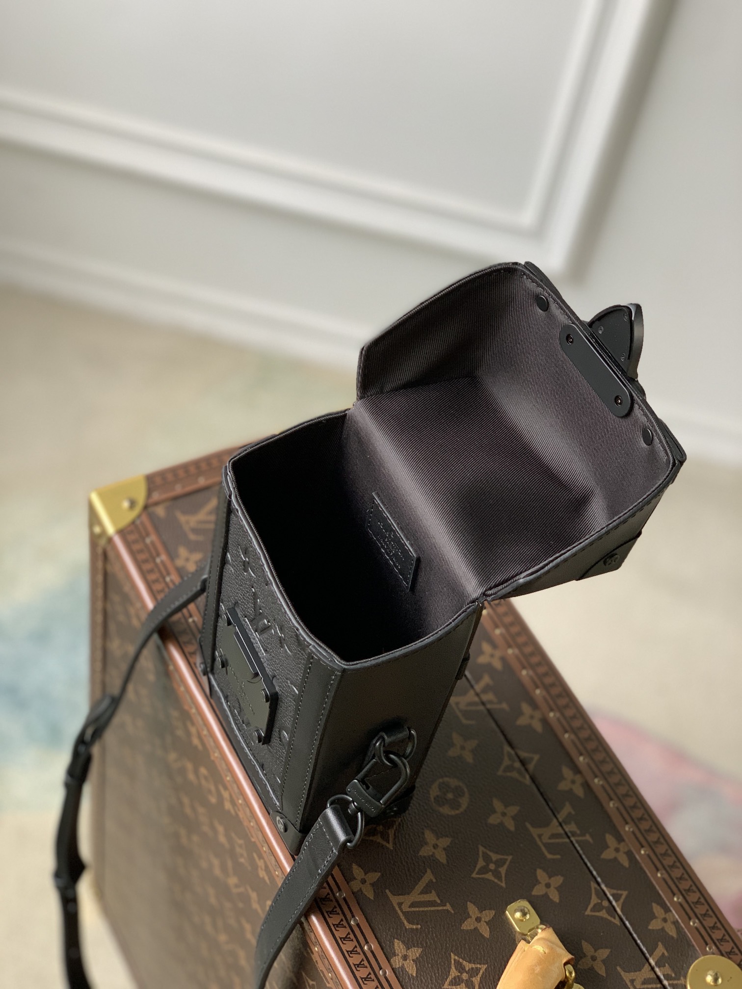 Louis Vuitton LV Vertical Trunk Wearable Wallet M82070