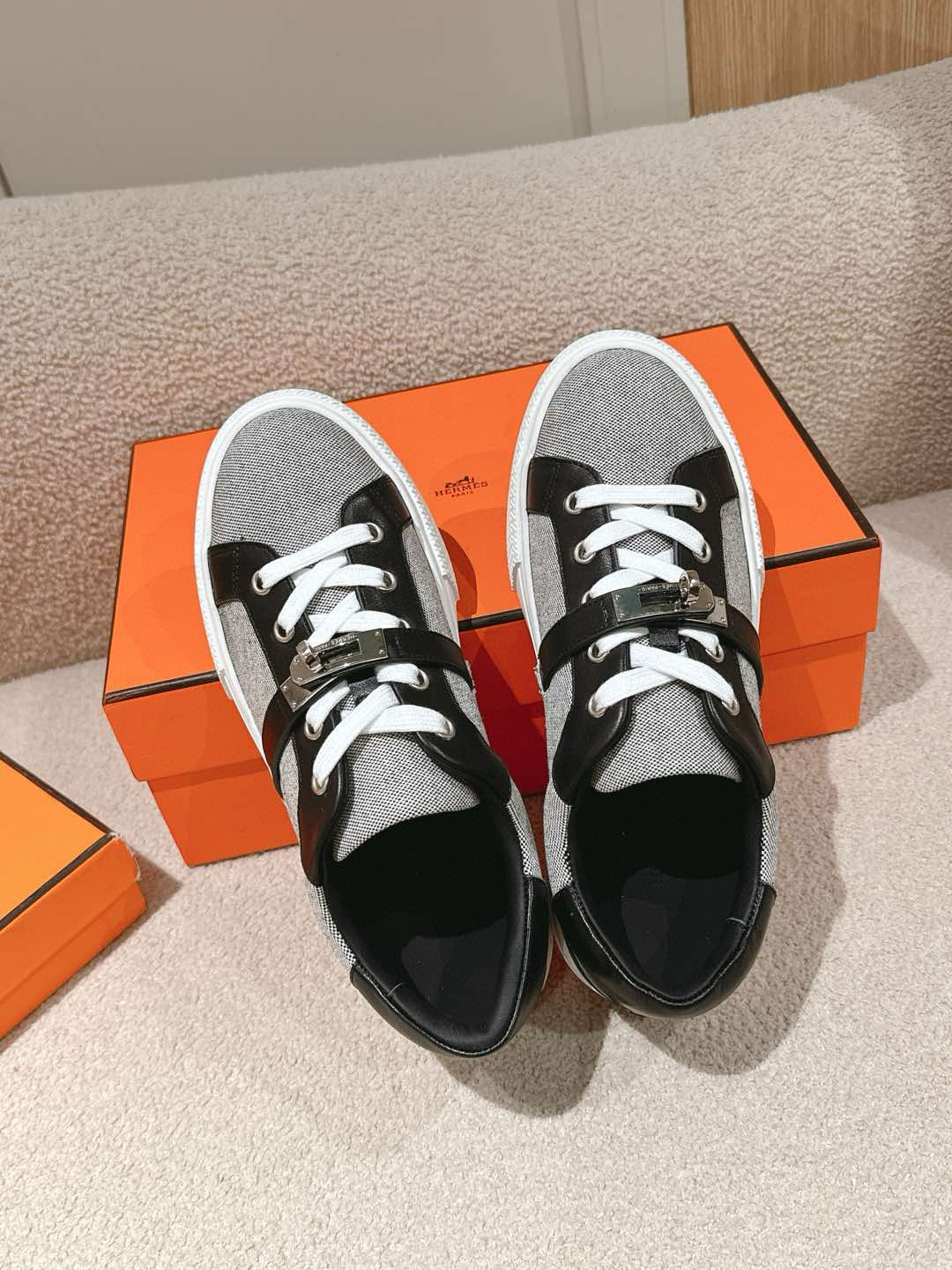 Hermes Unisex Day Sneaker