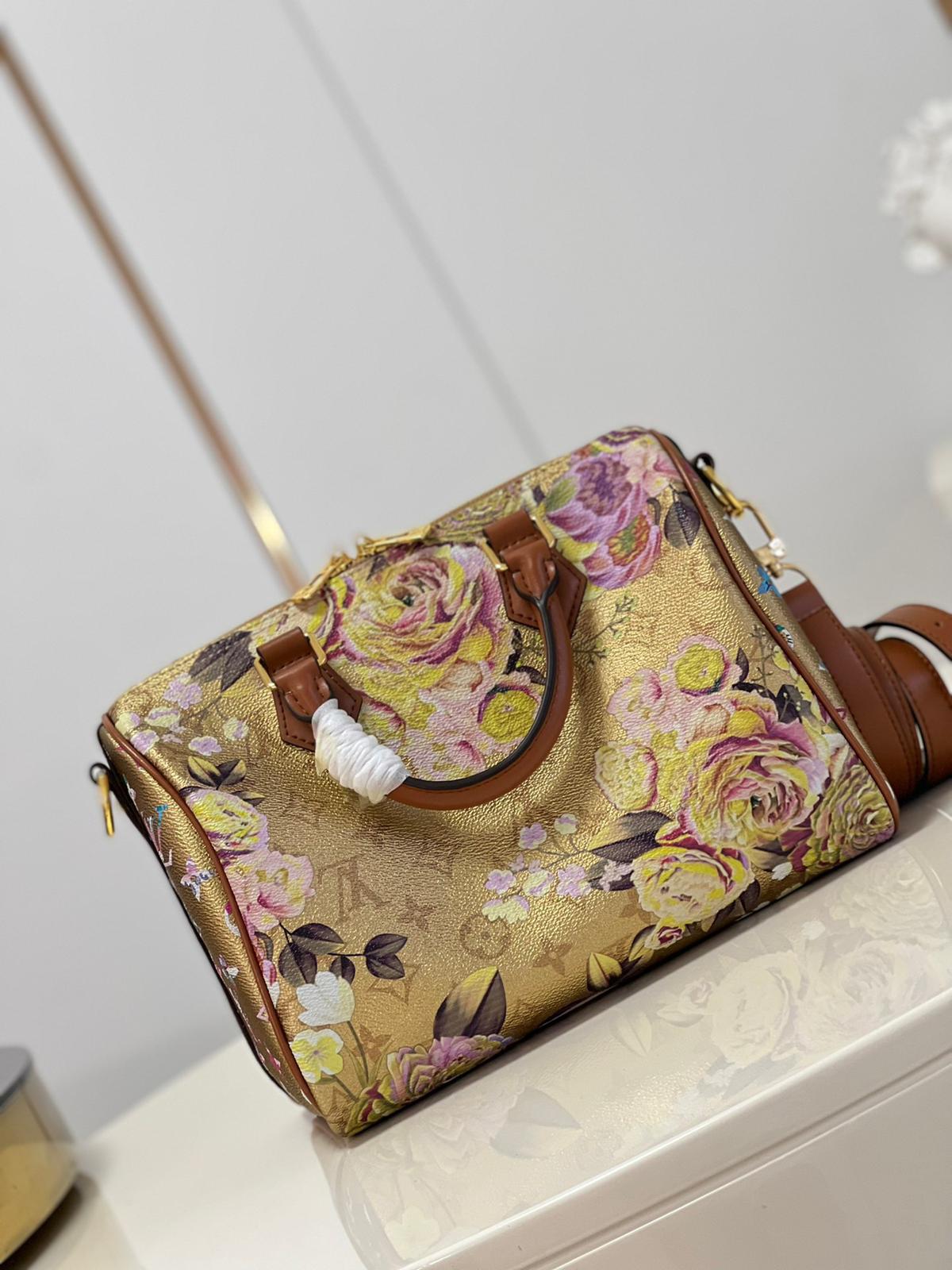 Louis Vuitton LV Speedy Bandouliere 25cm bag in Gold Monogram