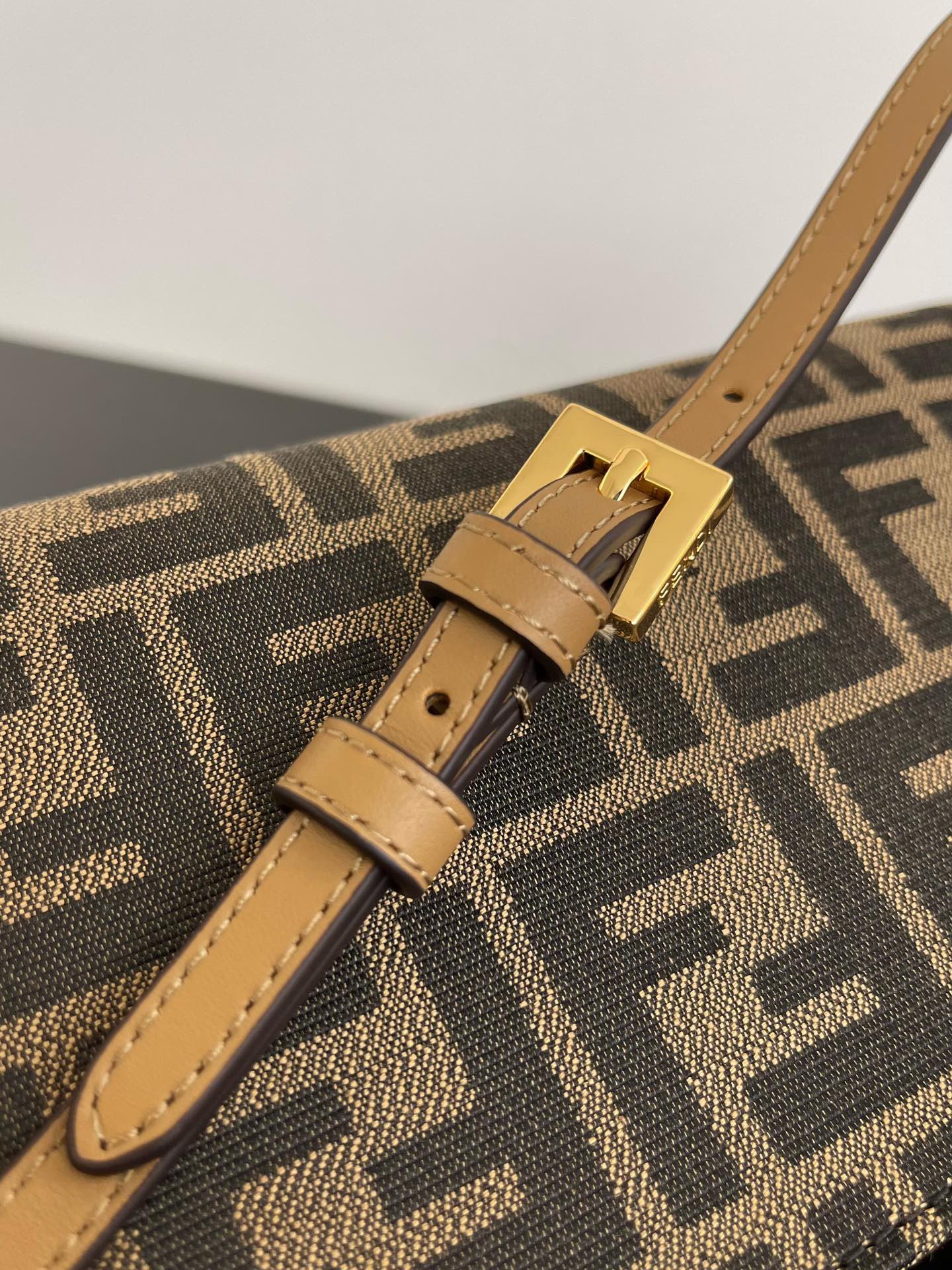 Fendi presbyopic chain hand armpit bag crossbody bag