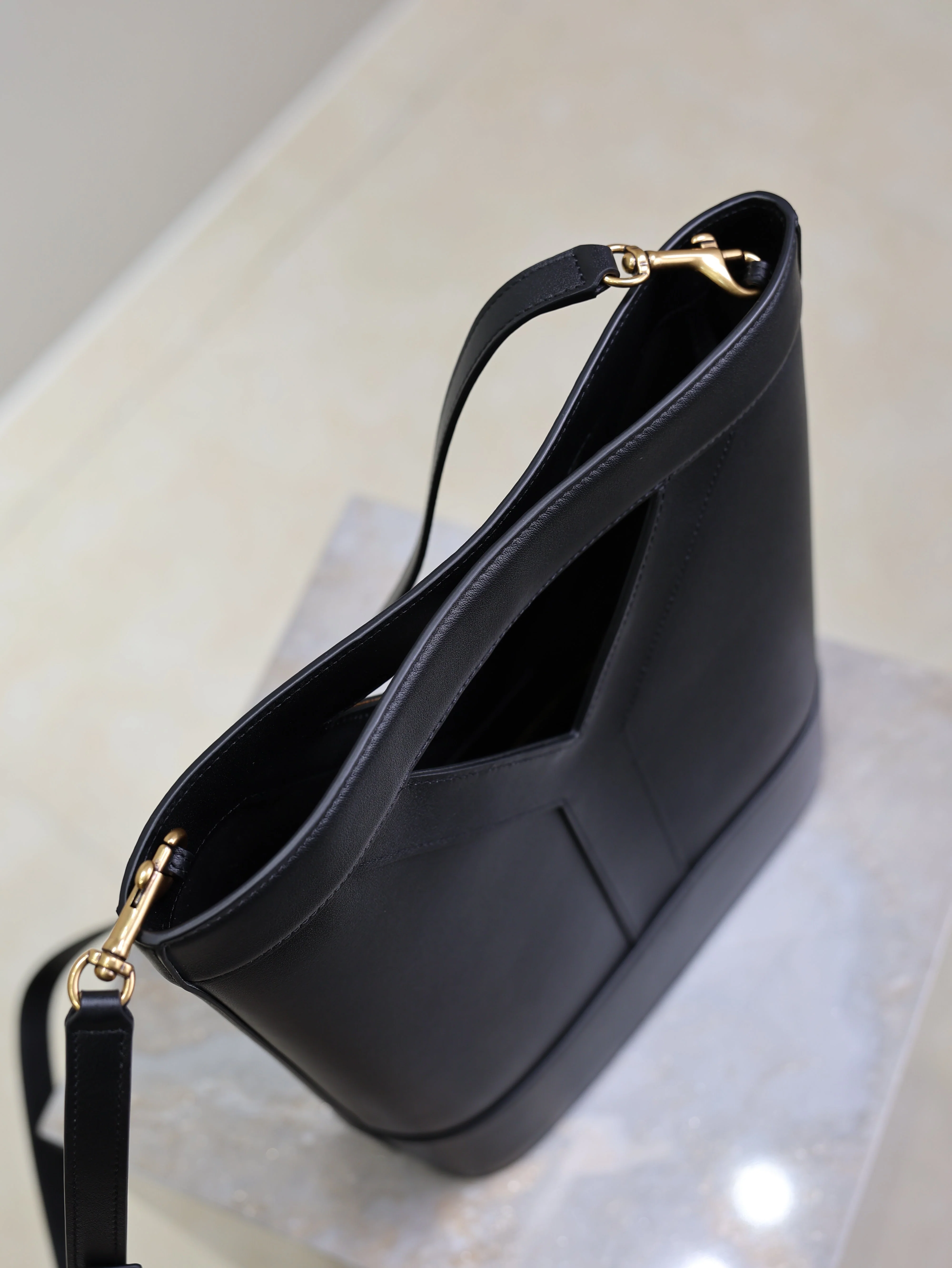 Saint Laurent YSLSmall Bucket 23cm Black Leather