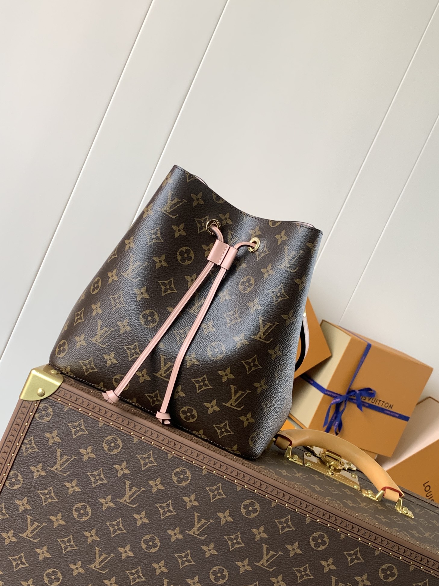 M44022 NéoNoé bucket bag MM in Monogram Canavs