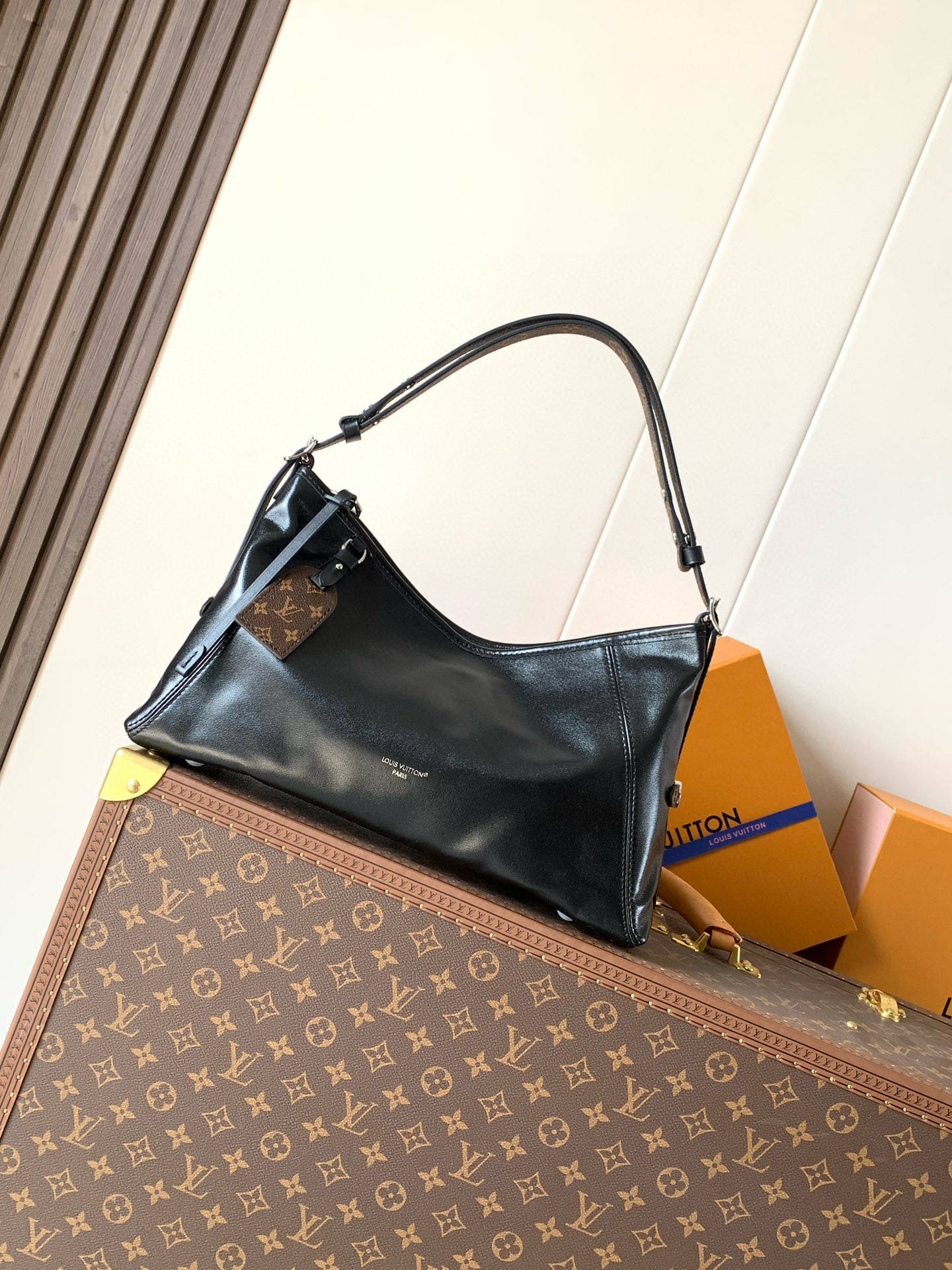 M28160 LV Carryall East West Handbag in Black Leather