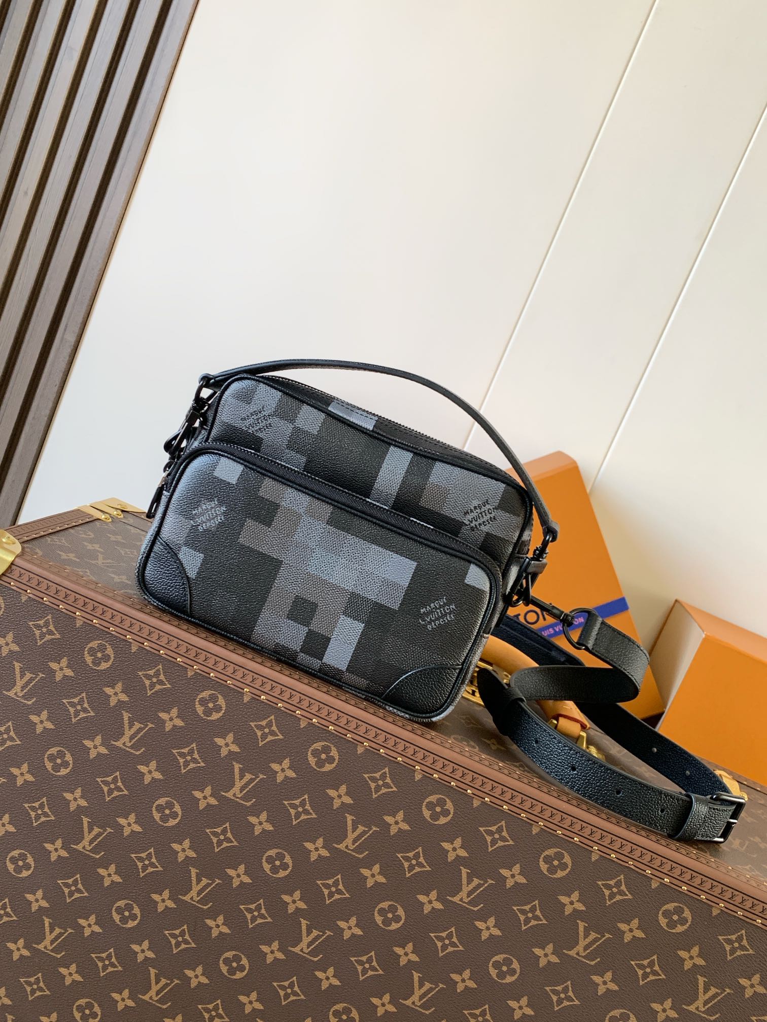 LV Men's Collection Bag M14988 Nil cross-body bag