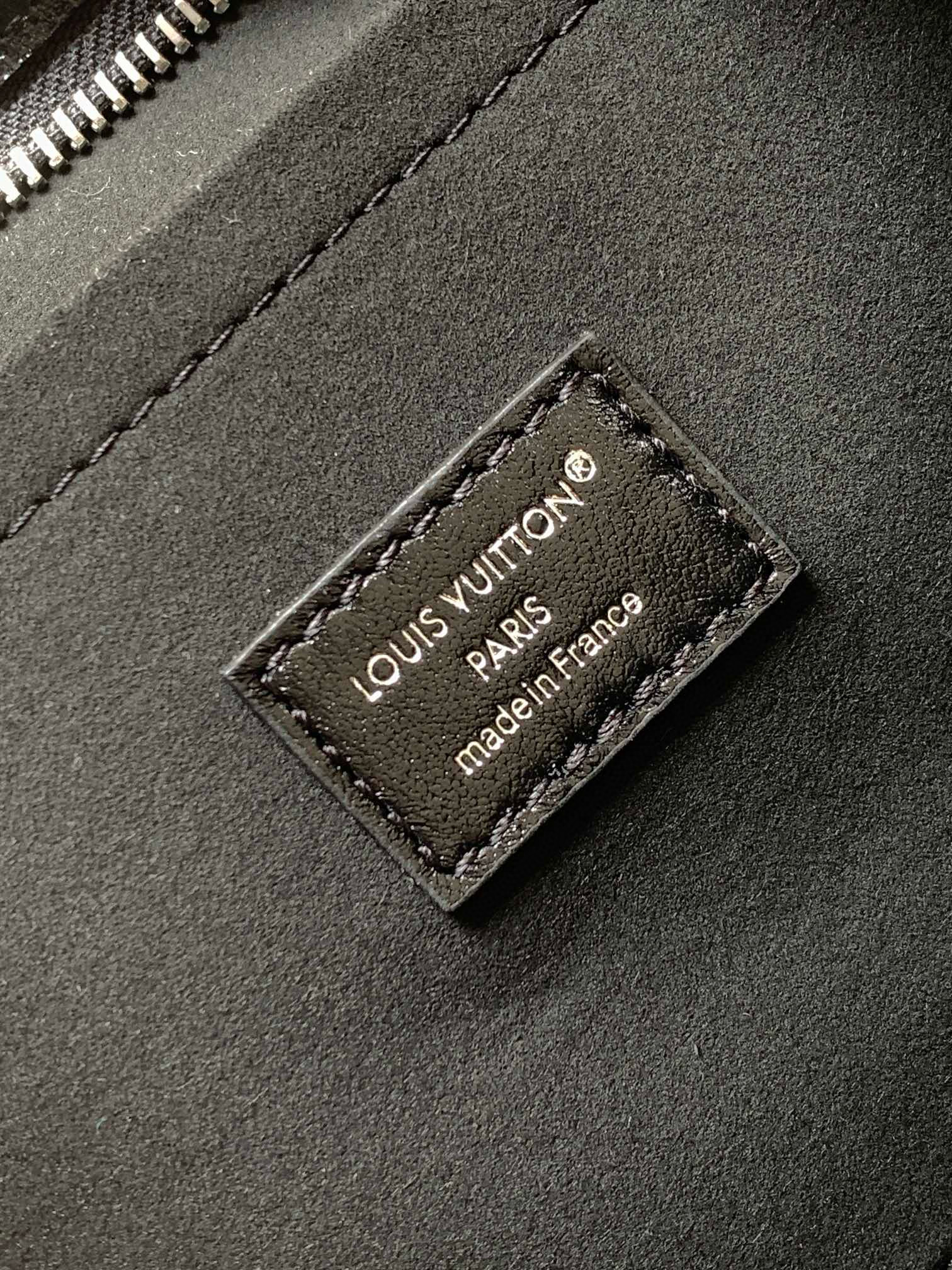 M28160 LV Carryall East West Handbag in Black Leather