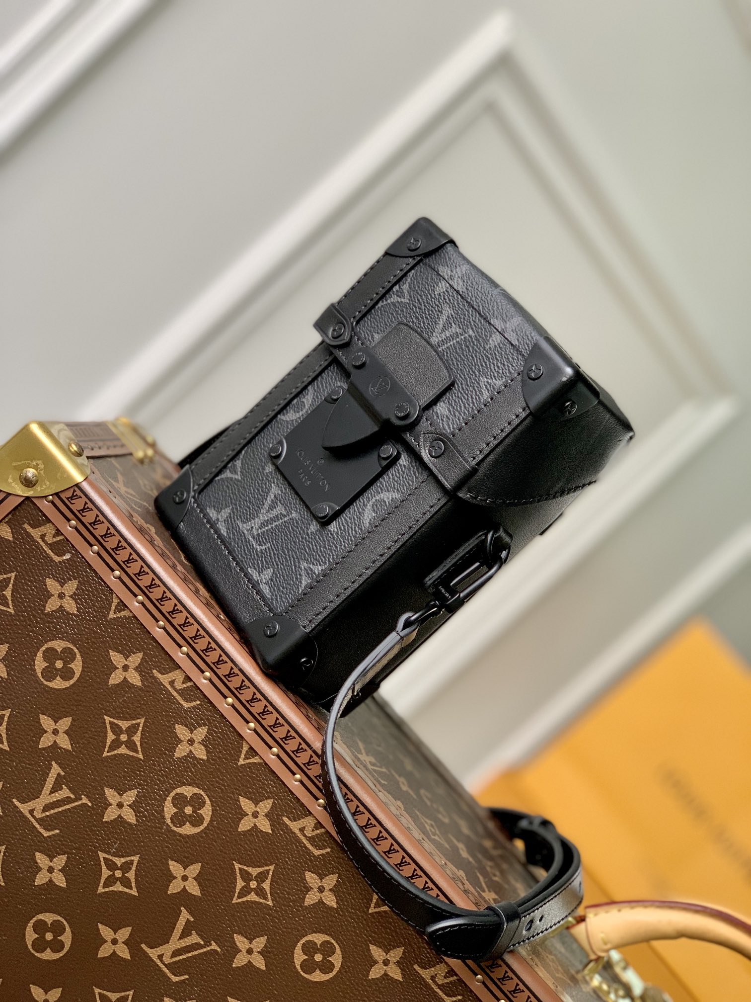 Louis Vuitton LV Vertical Trunk Wearable Wallet M82077