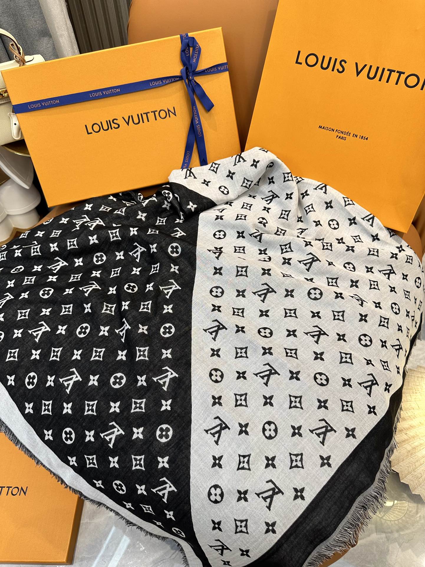 LV New Monogram Shawl