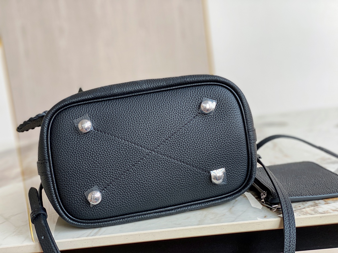 Louis Vuitton LV Blossom PM M21848