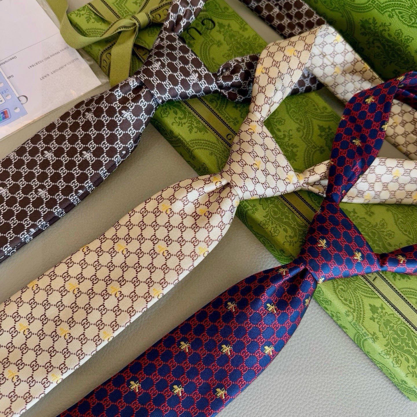 Gucci Classic GG & Bee Jacquard Silk Tie - Essential Business Accessory - KAIROO