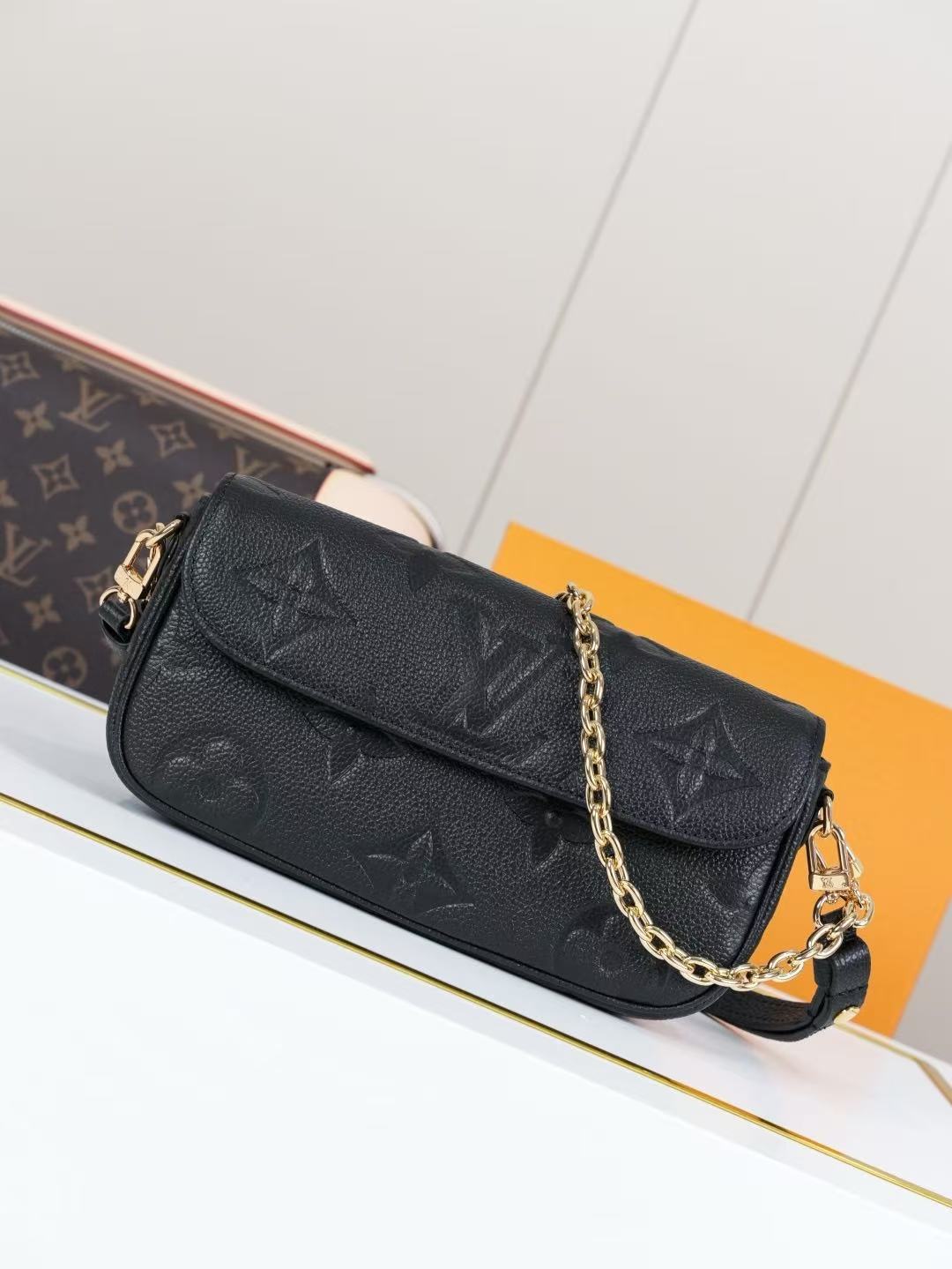 Louis Vuitton LV On Chain Ivy handbag
