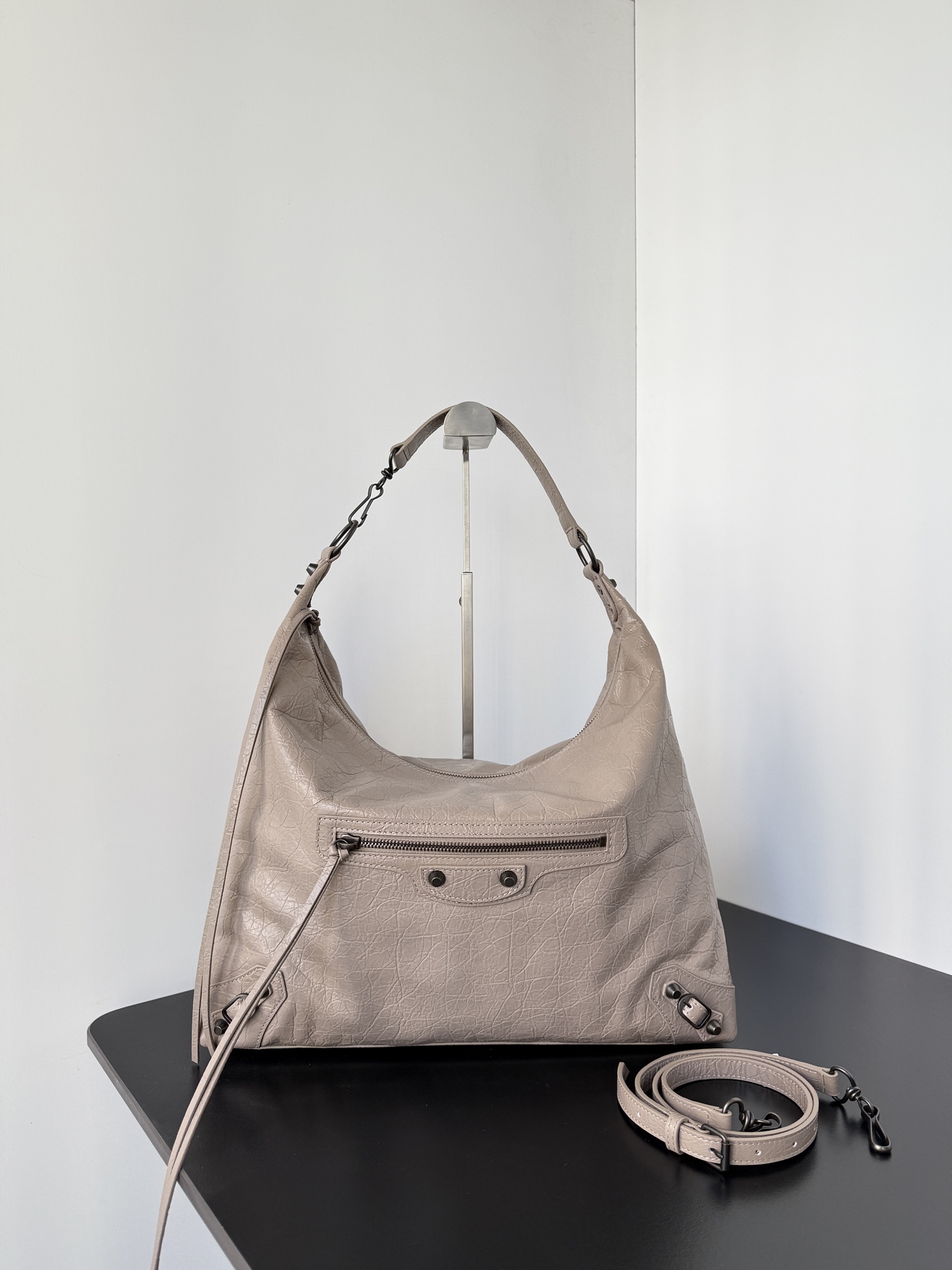 𝐁alenciaga Le City Hobo Bag Medium in Sesame  Lambskin