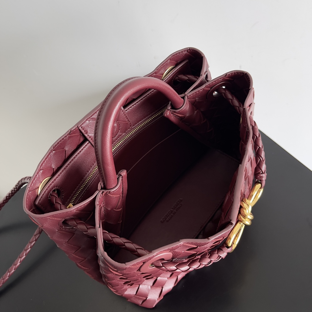 Bottega Veneta Andiamo Fashionable Old Money Style Handbag