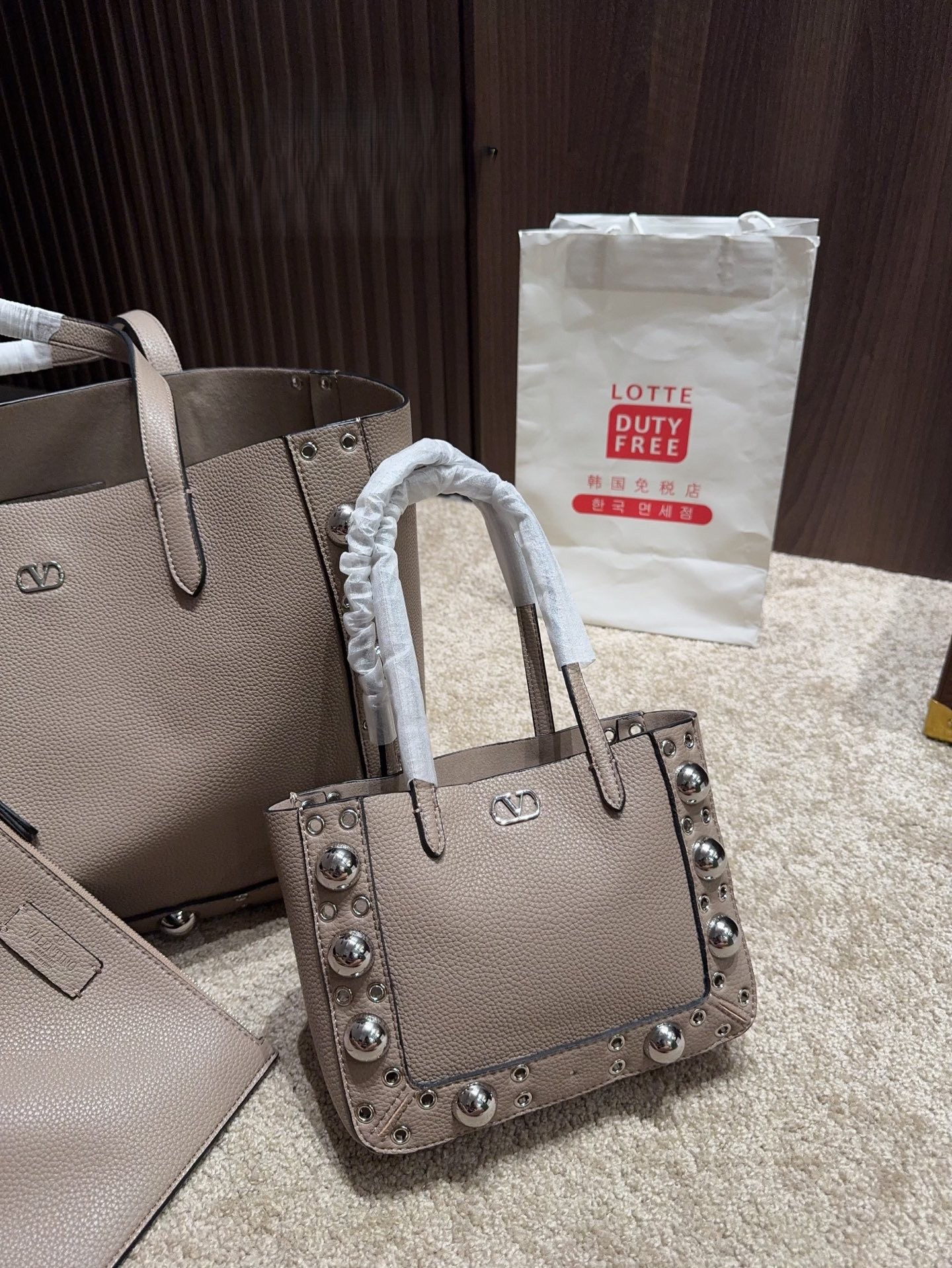 Valentino Nellcote Elephant Gray Grained Leather Oversized Round Studded VLogo Shopper Tote Bag With Pouch - KAIROO