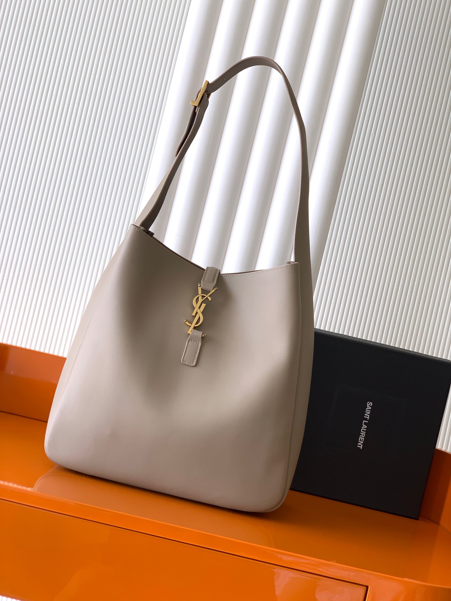 Saint Laurent Beige calfskin LE 5 À 7 Large Bag 850545