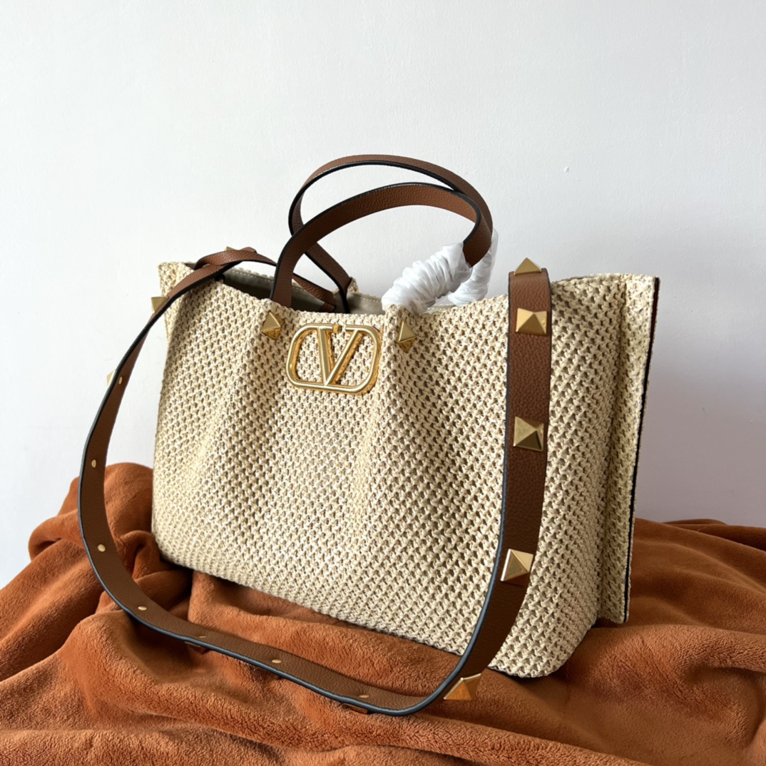 Valentino Garavani Tote in Natural Raffia