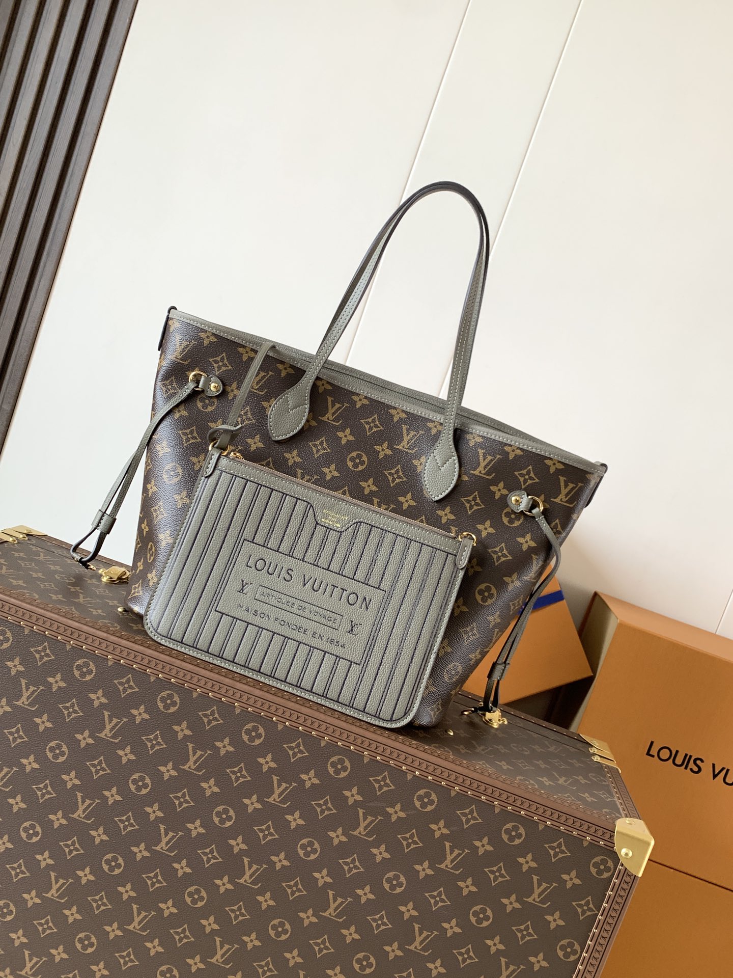 M25664 Neverfull Inside Out MM Handbag