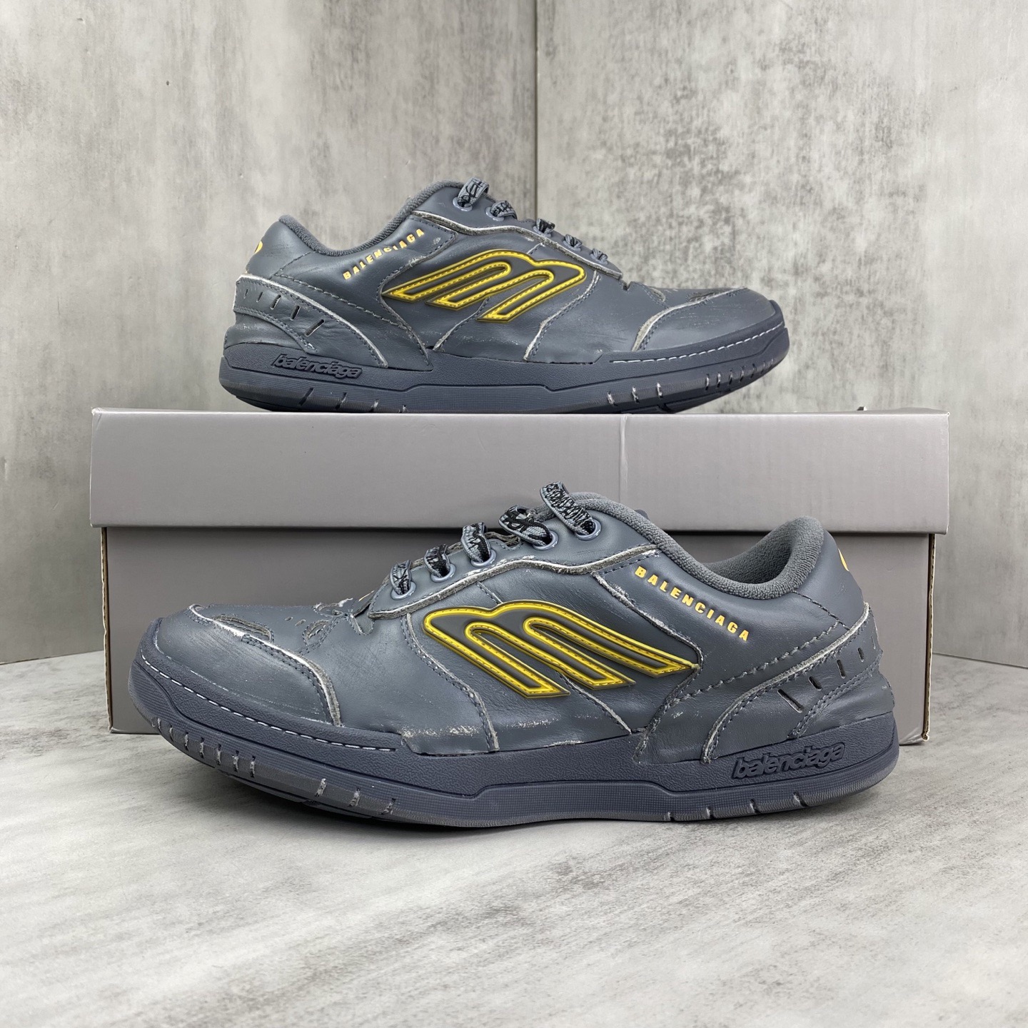 Balenciaga Balenciaga Hamptons Worn-Out Unisex Sneaker