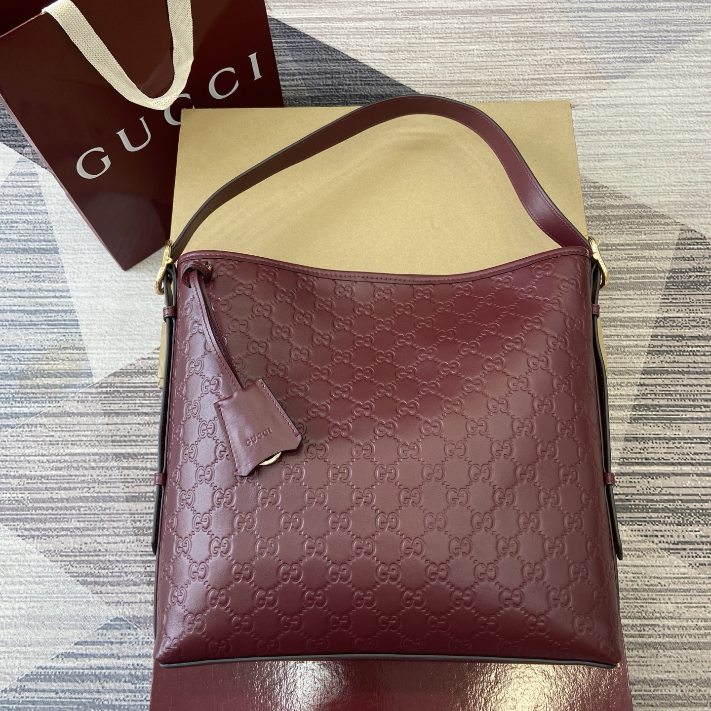 Gucci Bags GG Emblem Embossed leather 847452 (10A Mirror Version)