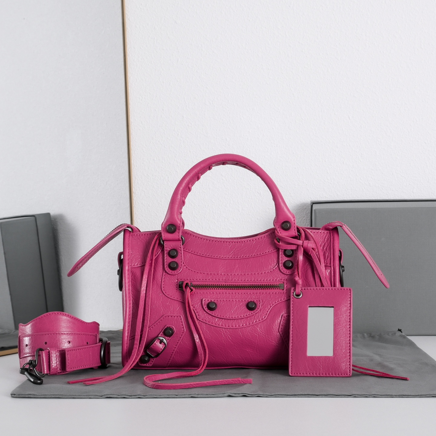 𝐁alenciaga Le City Bag Small in Azalee Lambskin