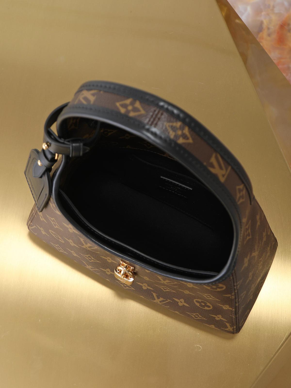 Louis Vuitton LV classic printed tote bag