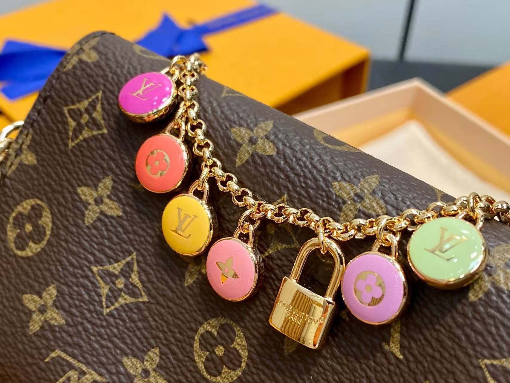 Louis Vuitton LV Pouch Metis chain waist bag