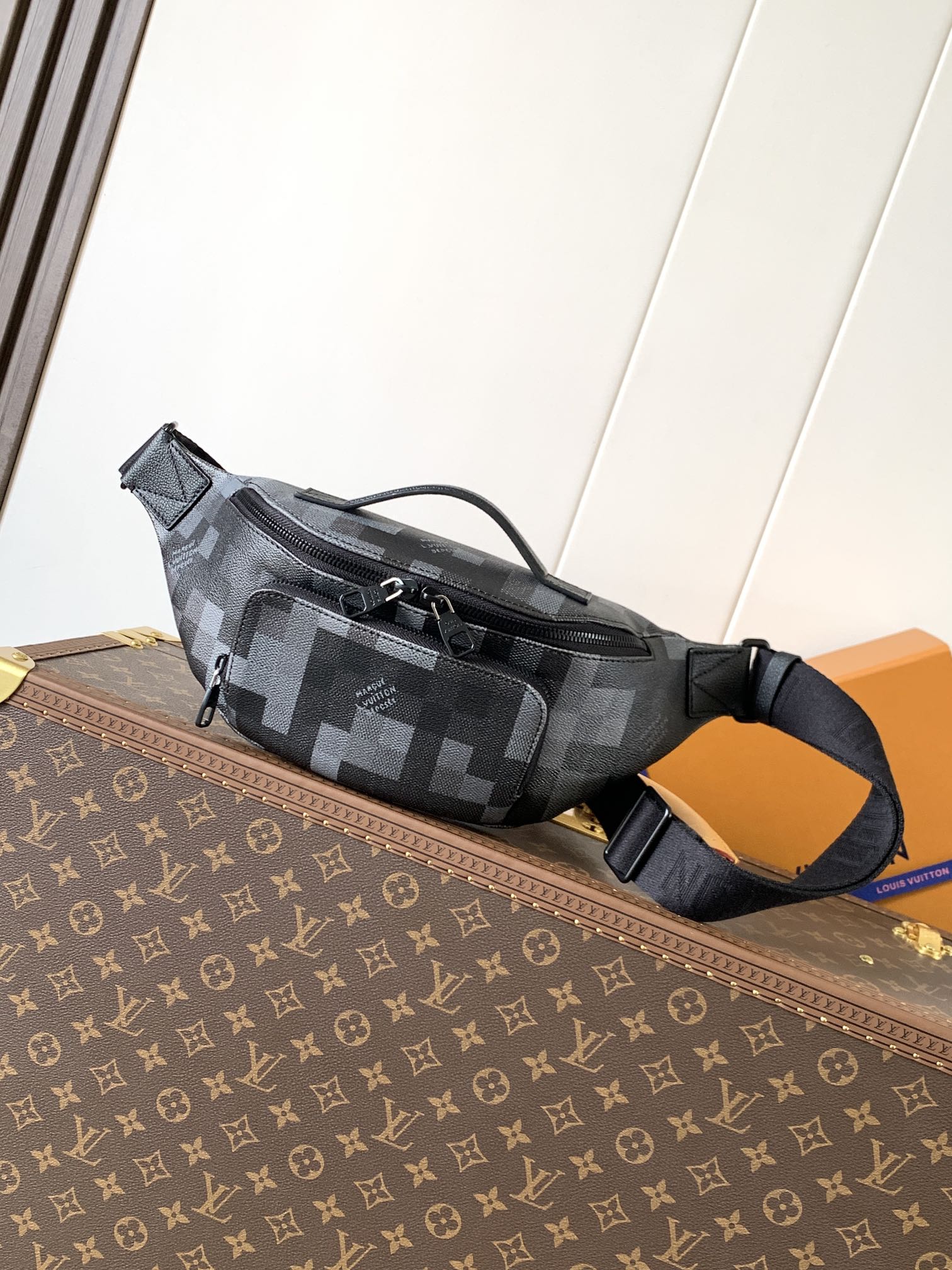 LV Men's Collection Bag M14902 LV Rush Bumbag