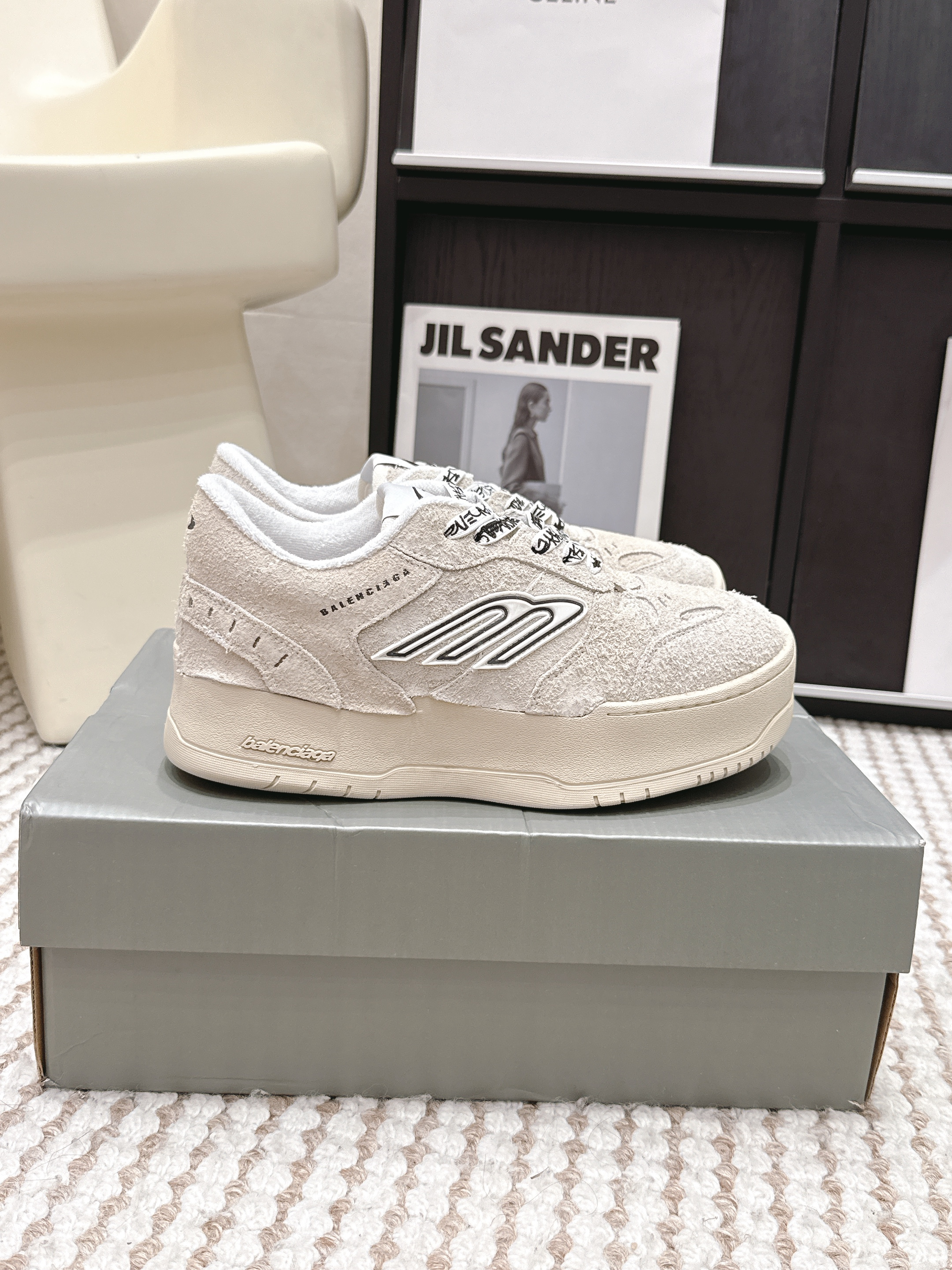 Balenciaga Balenciaga Hamptons Worn-Out Sneakers
