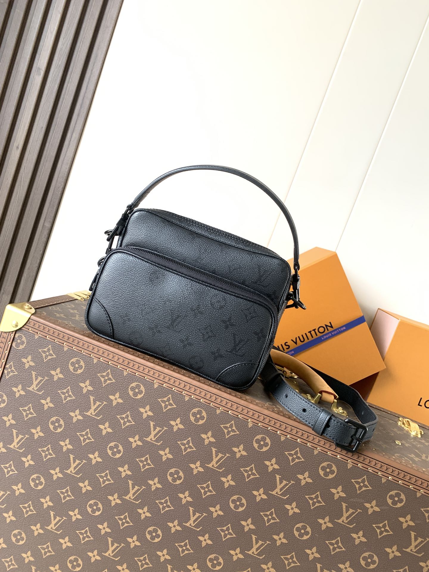 LV Men's Collection Bag M26783 Nil cross-body bag